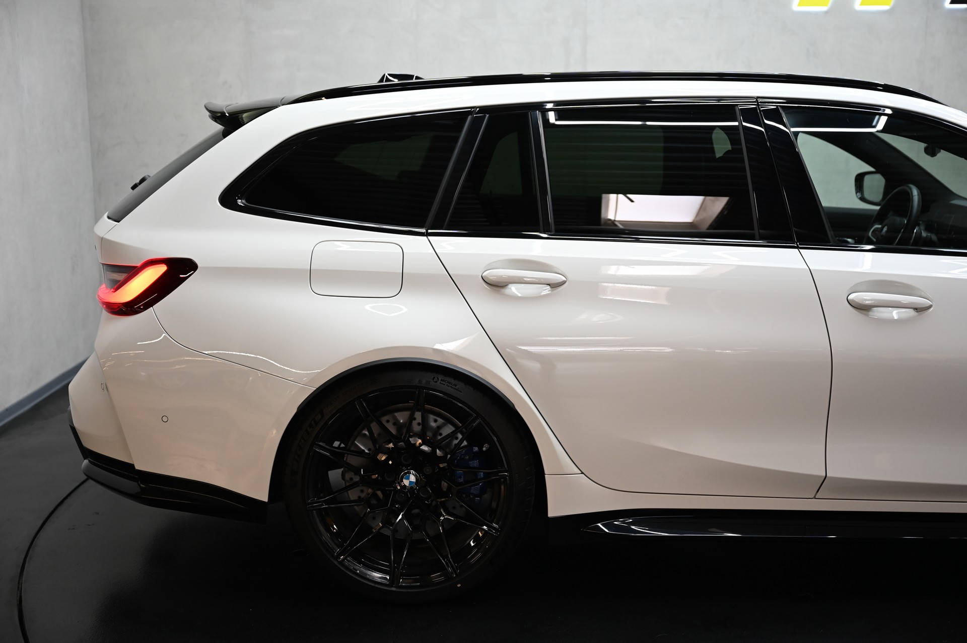 BMW M3 Competition xDrive Touring-image-12