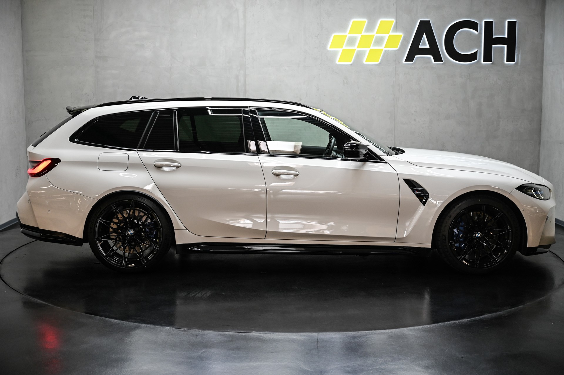 BMW M3 Competition xDrive Touring-image-10