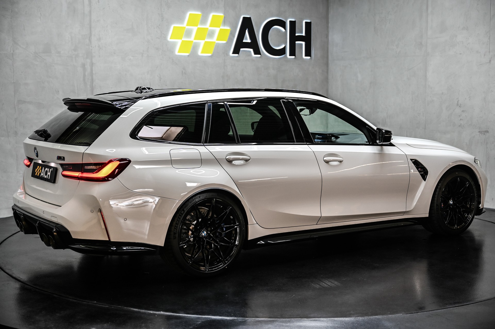 BMW M3 Competition xDrive Touring-image-11