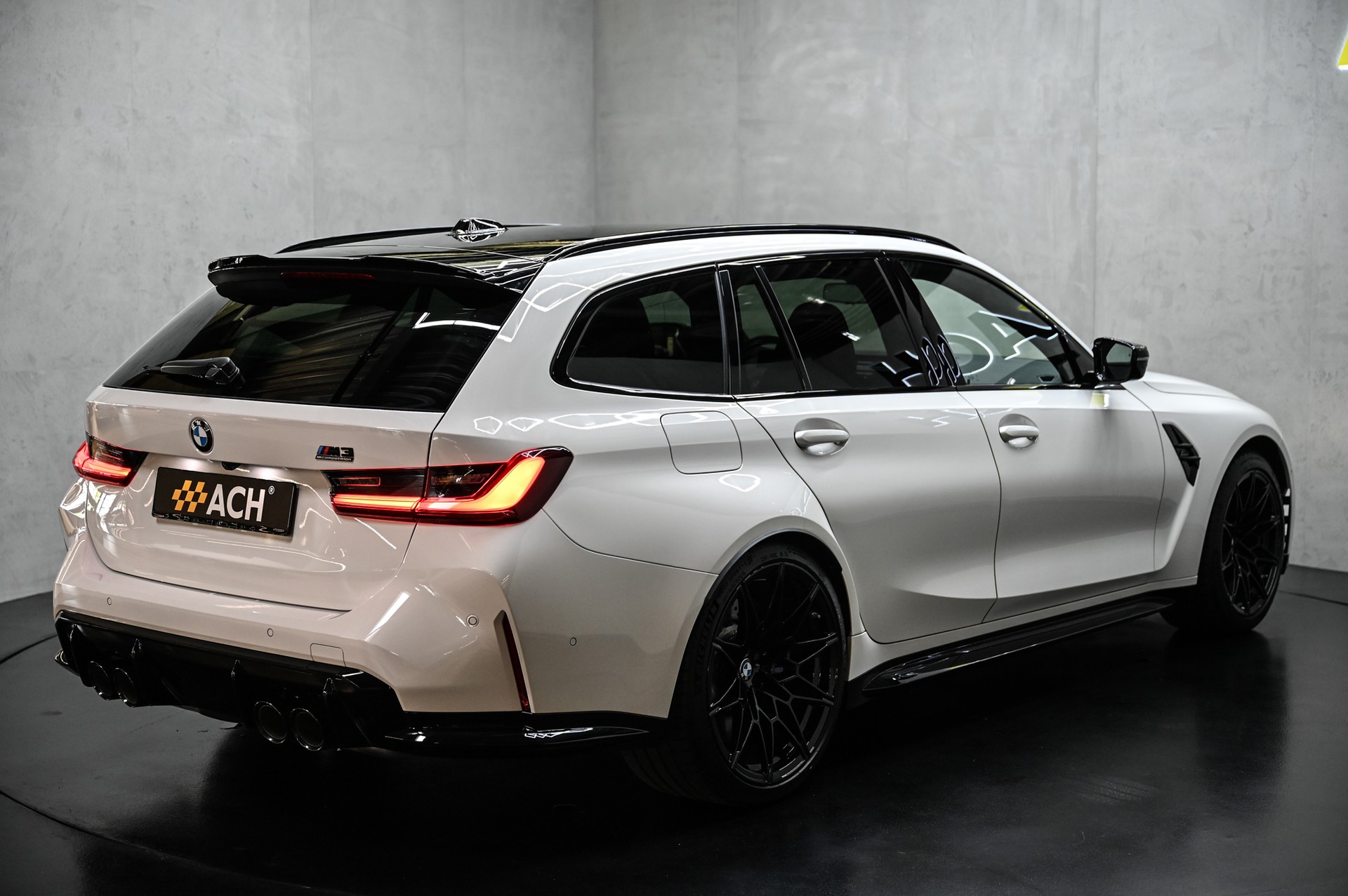 BMW M3 Competition xDrive Touring-image-5