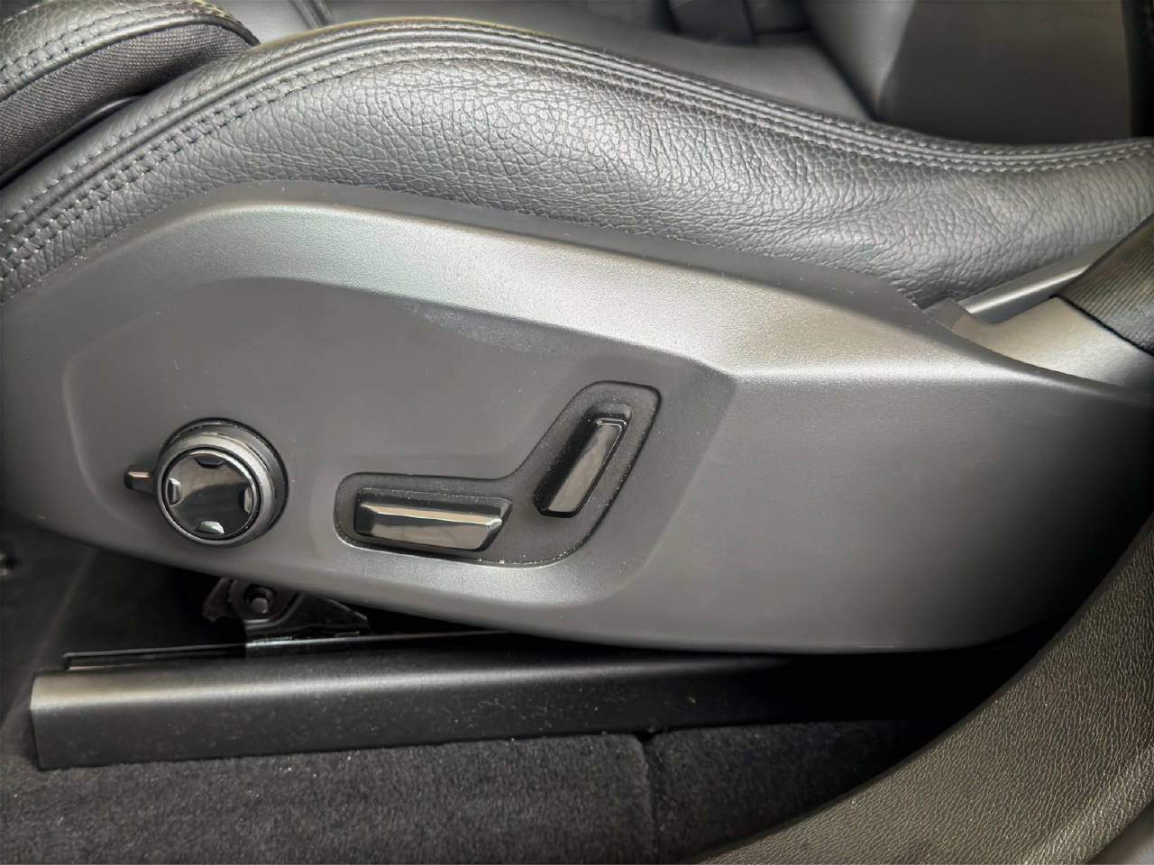 VOLVO XC60 2.0 T8 TE R-Design eAWD-image-18