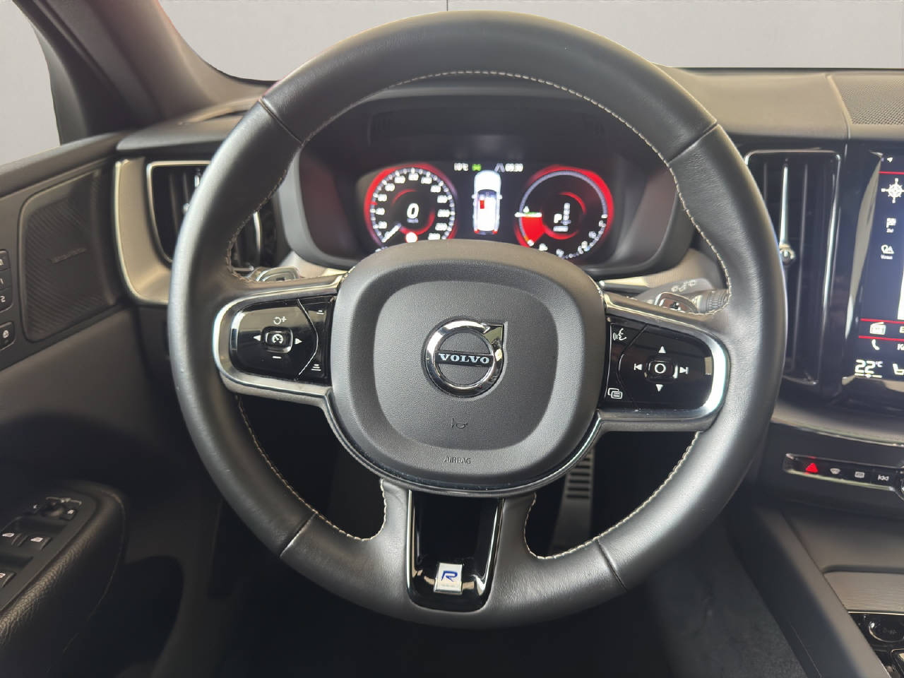 VOLVO XC60 2.0 T8 TE R-Design eAWD-image-13