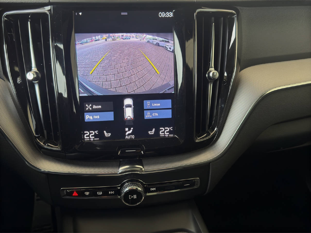 VOLVO XC60 2.0 T8 TE R-Design eAWD-image-14