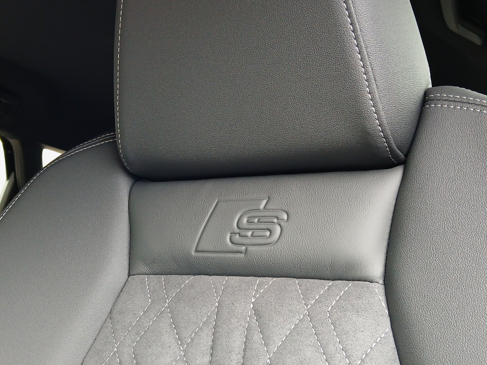 AUDI Q4 e-tron SUV quattro performance Swiss Ski-image-14
