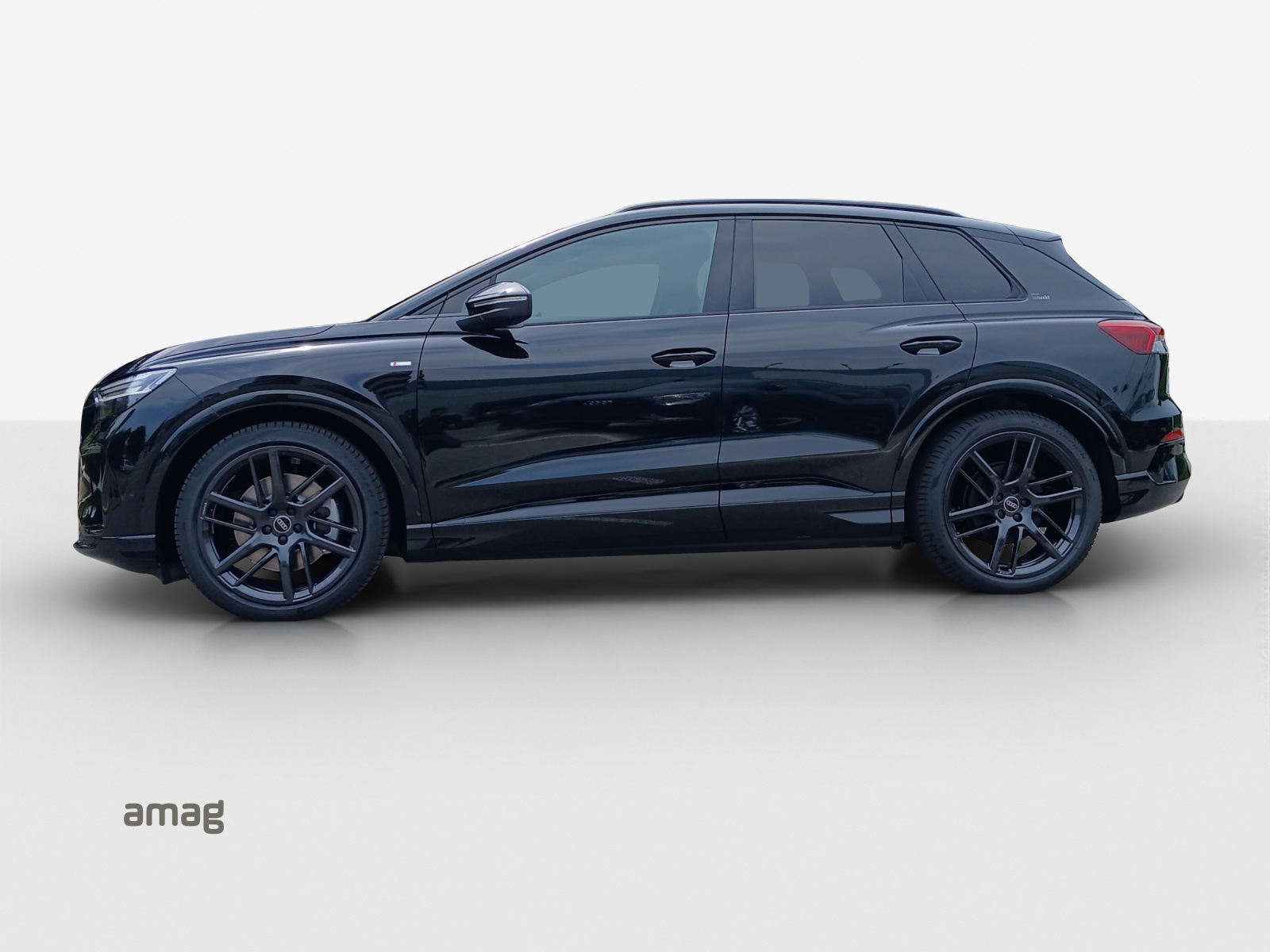 AUDI Q4 e-tron SUV quattro performance Swiss Ski-image-1