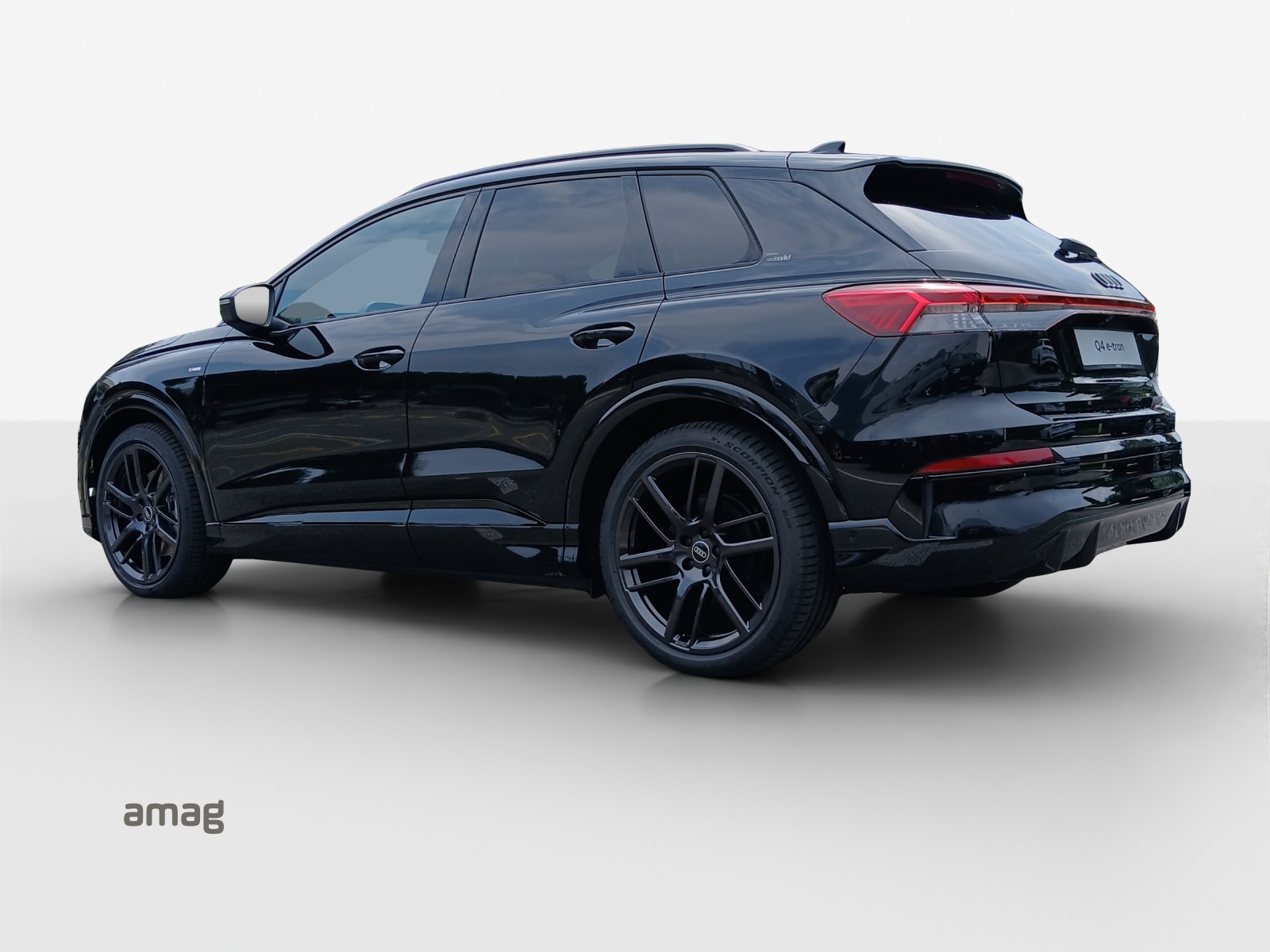AUDI Q4 e-tron SUV quattro performance Swiss Ski-image-2