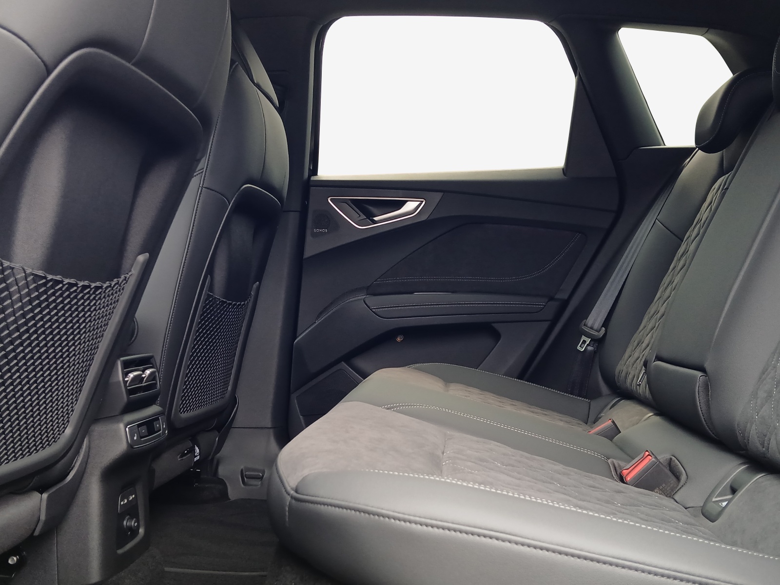 AUDI Q4 e-tron SUV quattro performance Swiss Ski-image-11