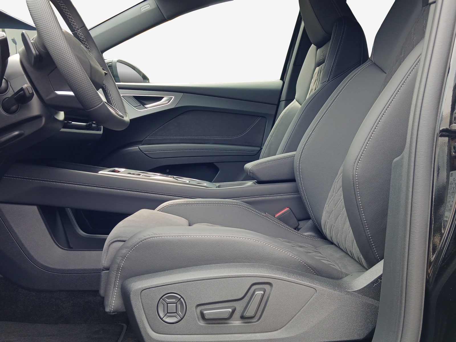AUDI Q4 e-tron SUV quattro performance Swiss Ski-image-7