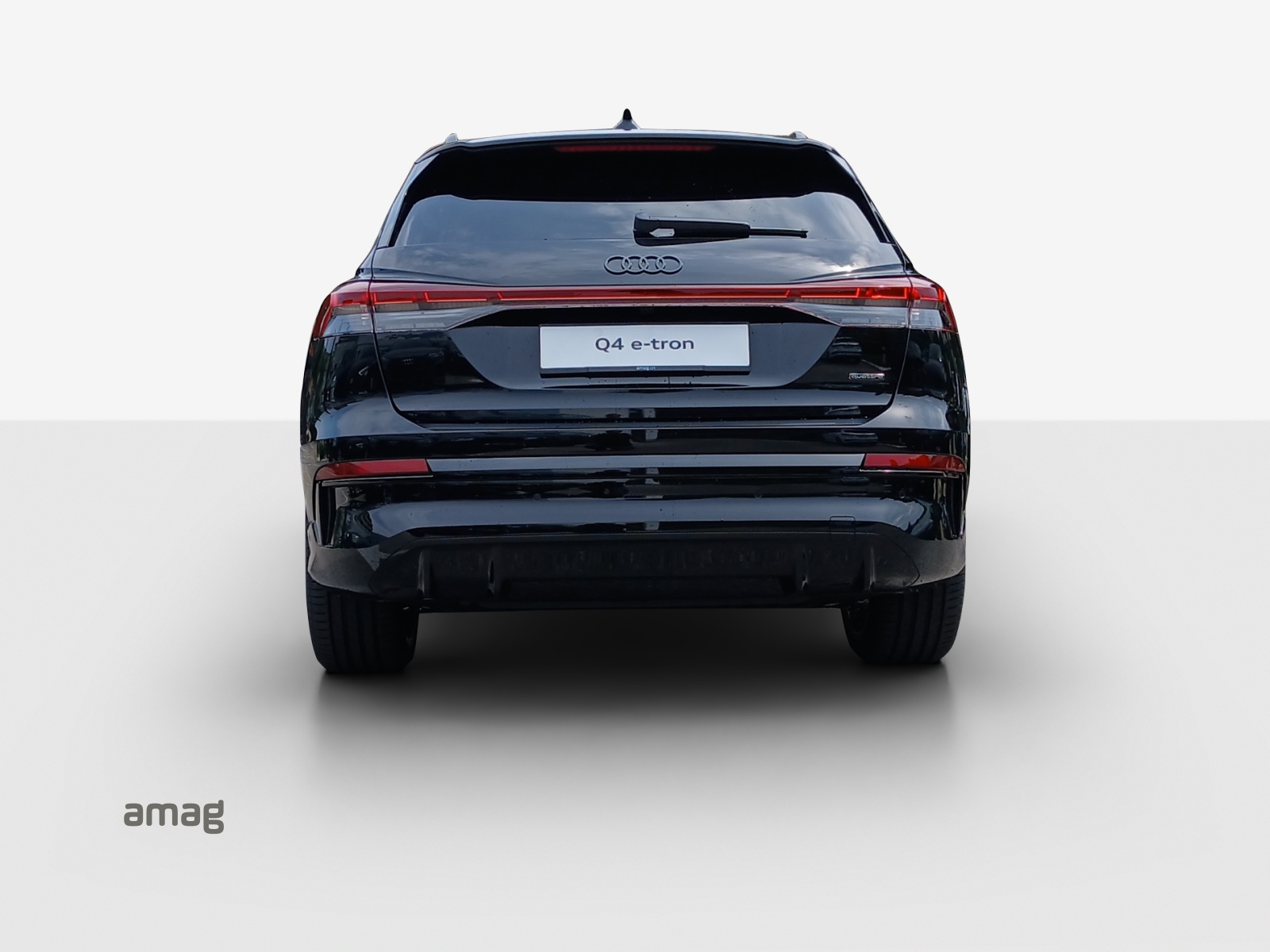 AUDI Q4 e-tron SUV quattro performance Swiss Ski-image-3