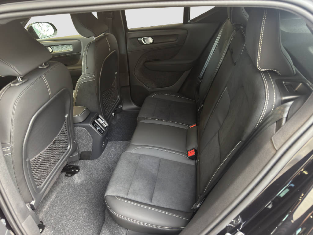VOLVO EX40 Twin Black Edition AWD-image-10