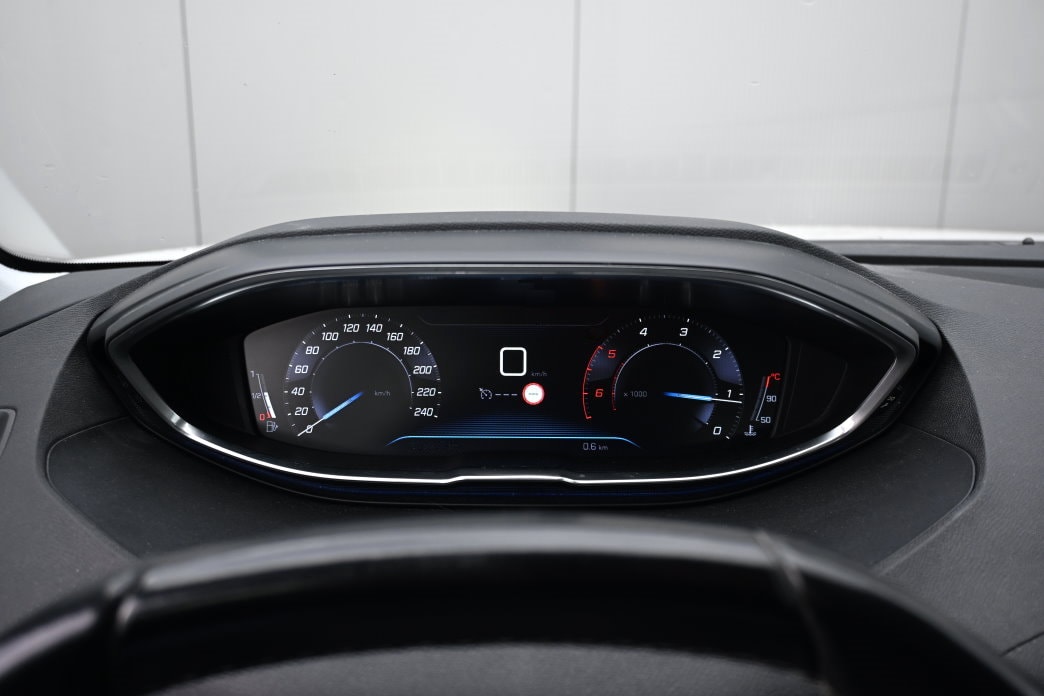PEUGEOT 3008 1.5 BlueHDi Active-image-10