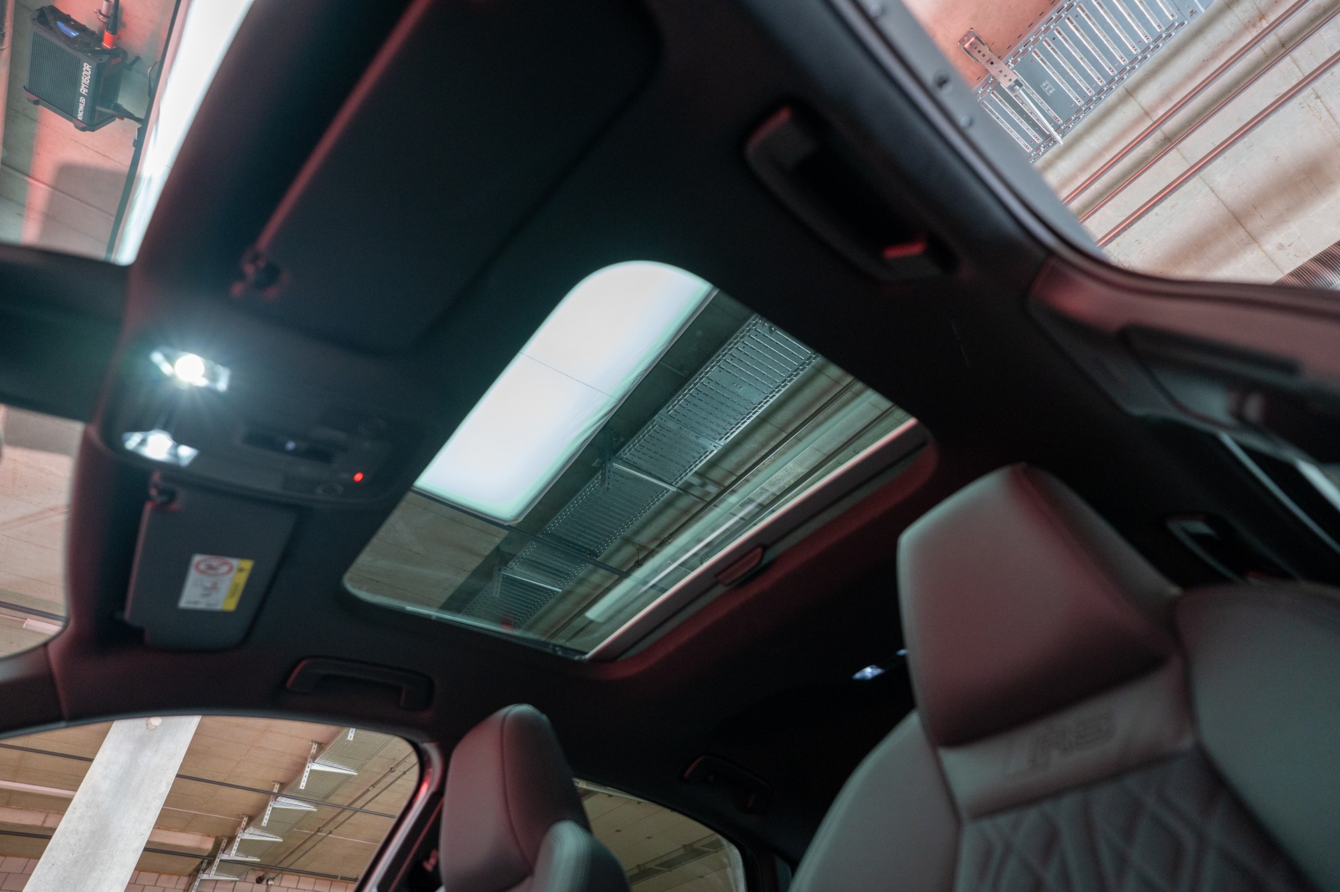 AUDI RS3 Limousine 2.5 TFSI quattro S-Tronic / Panorama-Glasdach / Performance-Abgasanlage / Massage-Sitz-image-9