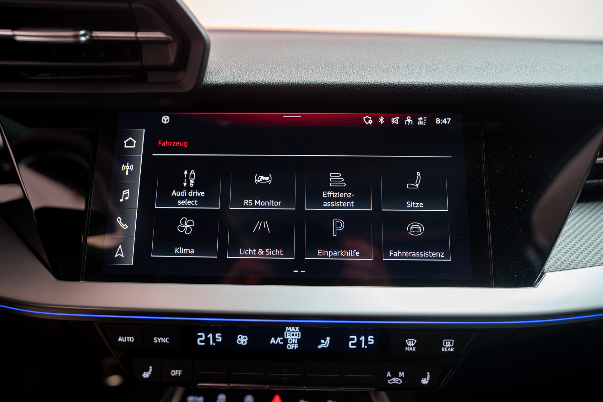 AUDI RS3 Limousine 2.5 TFSI quattro S-Tronic / Panorama-Glasdach / Performance-Abgasanlage / Massage-Sitz-image-27