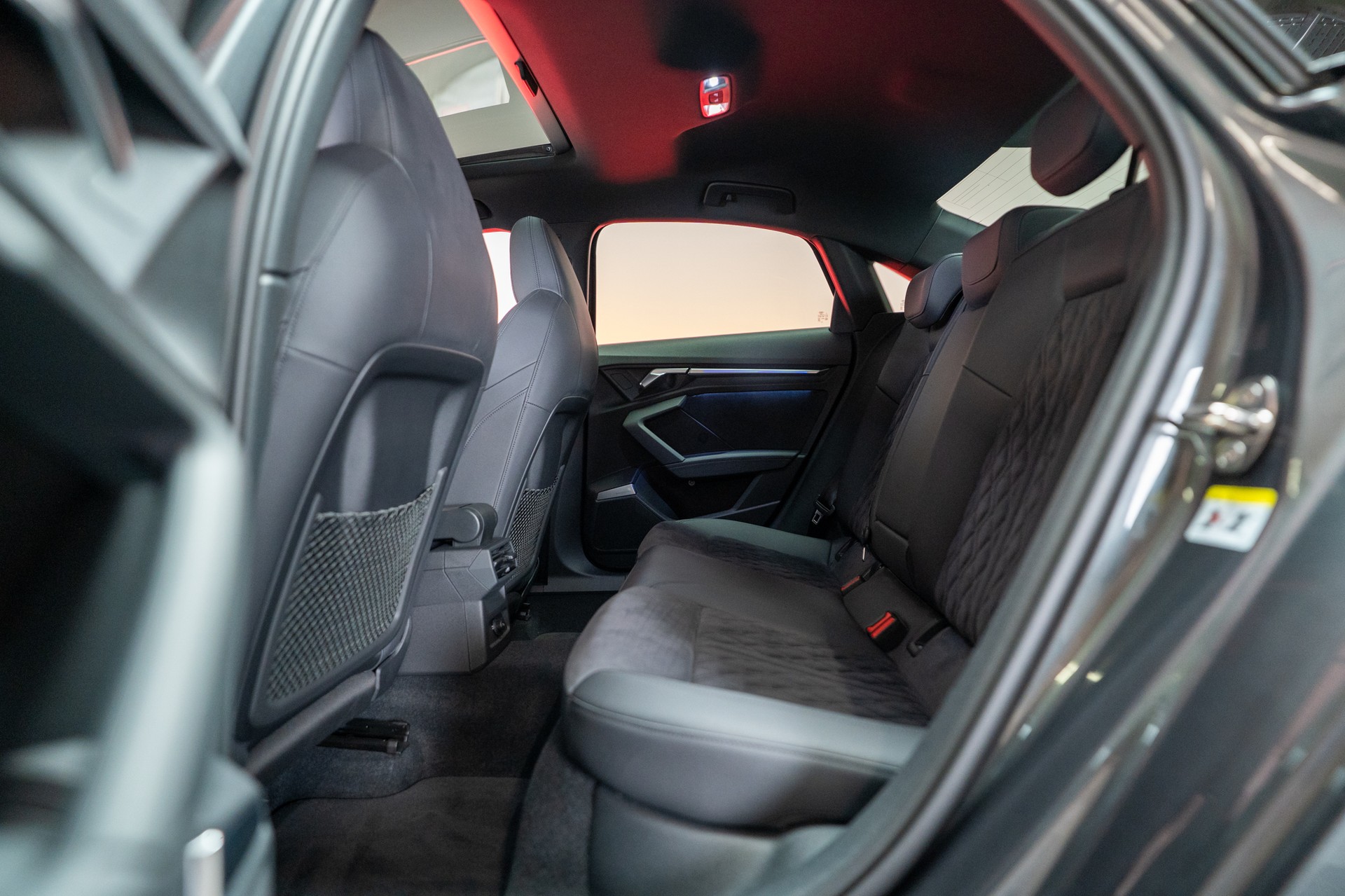 AUDI RS3 Limousine 2.5 TFSI quattro S-Tronic / Panorama-Glasdach / Performance-Abgasanlage / Massage-Sitz-image-14