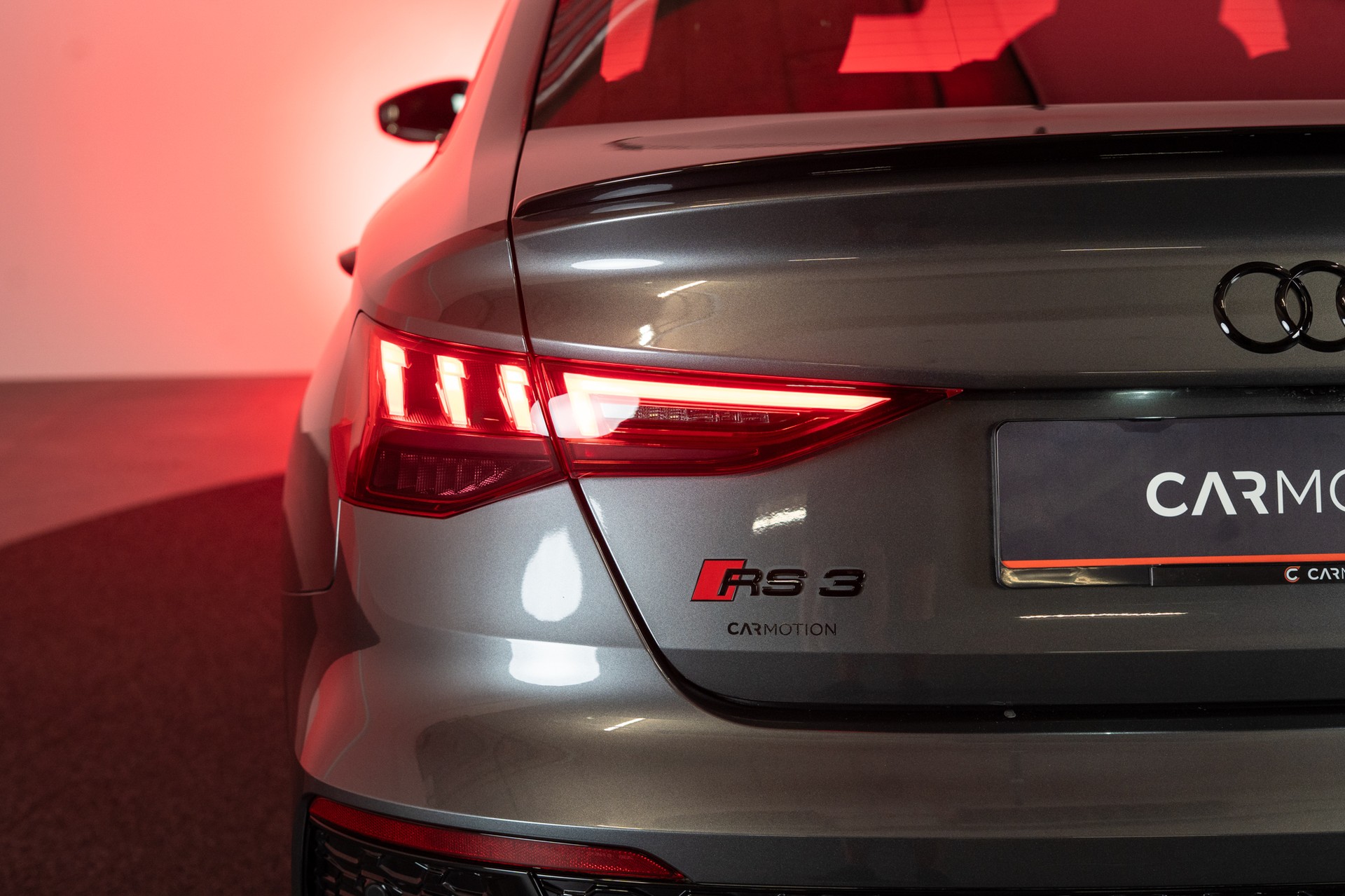 AUDI RS3 Limousine 2.5 TFSI quattro S-Tronic / Panorama-Glasdach / Performance-Abgasanlage / Massage-Sitz-image-6