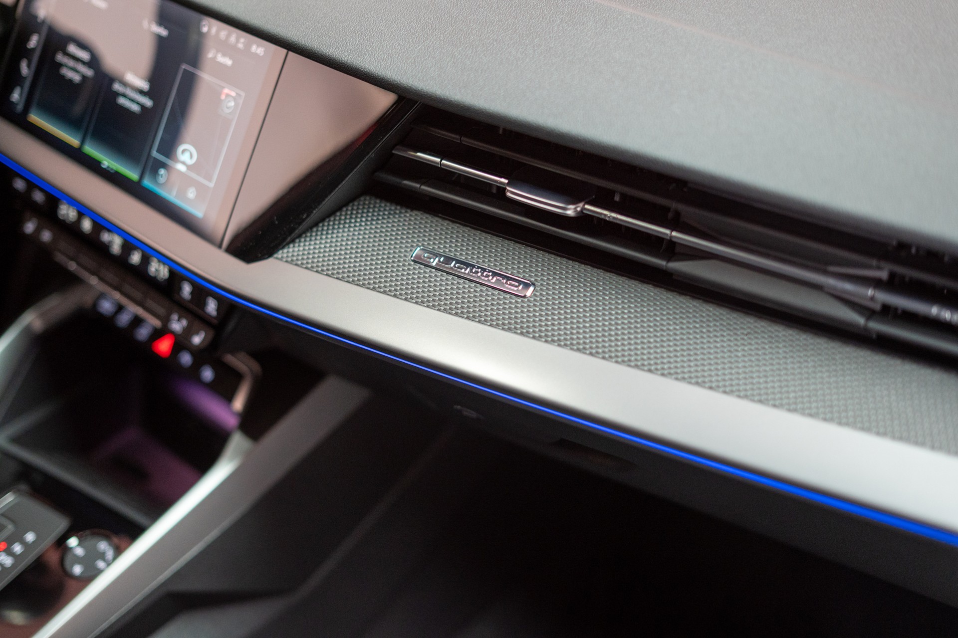 AUDI RS3 Limousine 2.5 TFSI quattro S-Tronic / Panorama-Glasdach / Performance-Abgasanlage / Massage-Sitz-image-18