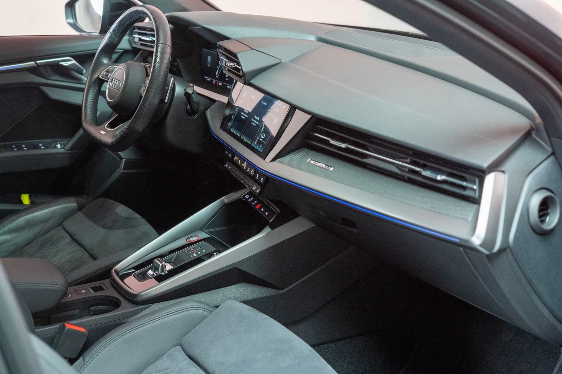 AUDI RS3 Limousine 2.5 TFSI quattro S-Tronic / Panorama-Glasdach / Performance-Abgasanlage / Massage-Sitz-image-17