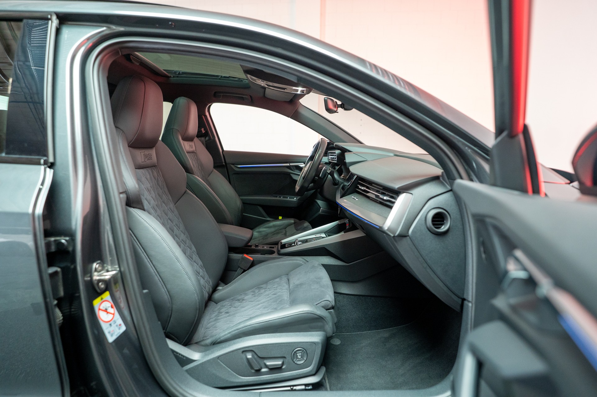 AUDI RS3 Limousine 2.5 TFSI quattro S-Tronic / Panorama-Glasdach / Performance-Abgasanlage / Massage-Sitz-image-16