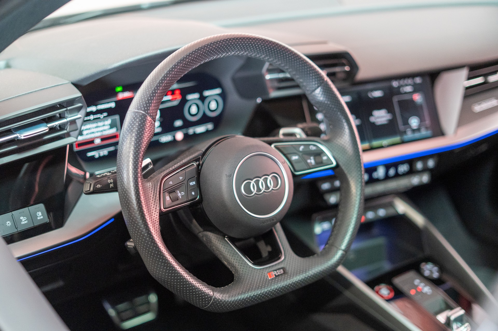 AUDI RS3 Limousine 2.5 TFSI quattro S-Tronic / Panorama-Glasdach / Performance-Abgasanlage / Massage-Sitz-image-13
