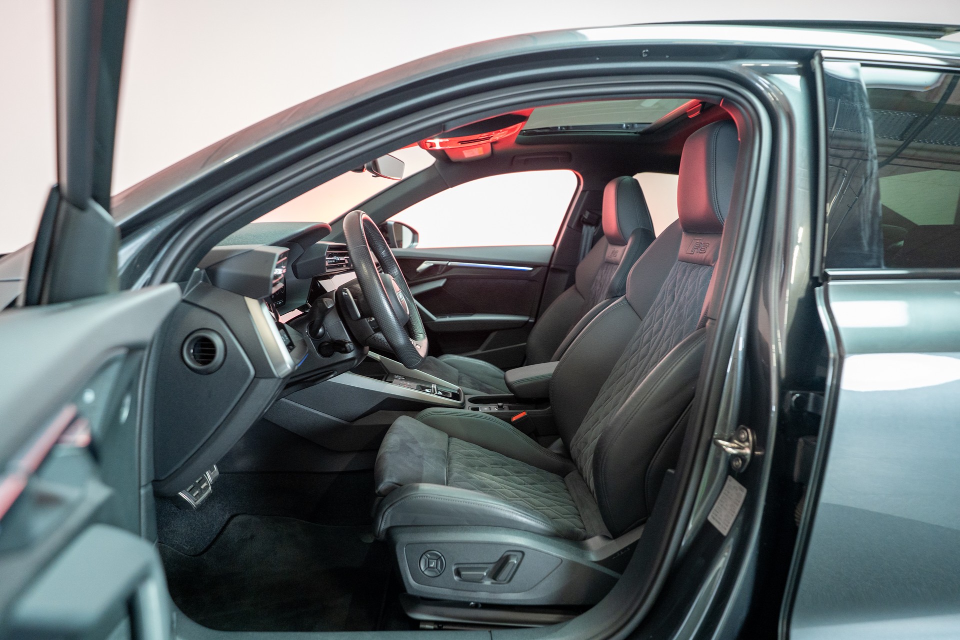 AUDI RS3 Limousine 2.5 TFSI quattro S-Tronic / Panorama-Glasdach / Performance-Abgasanlage / Massage-Sitz-image-8