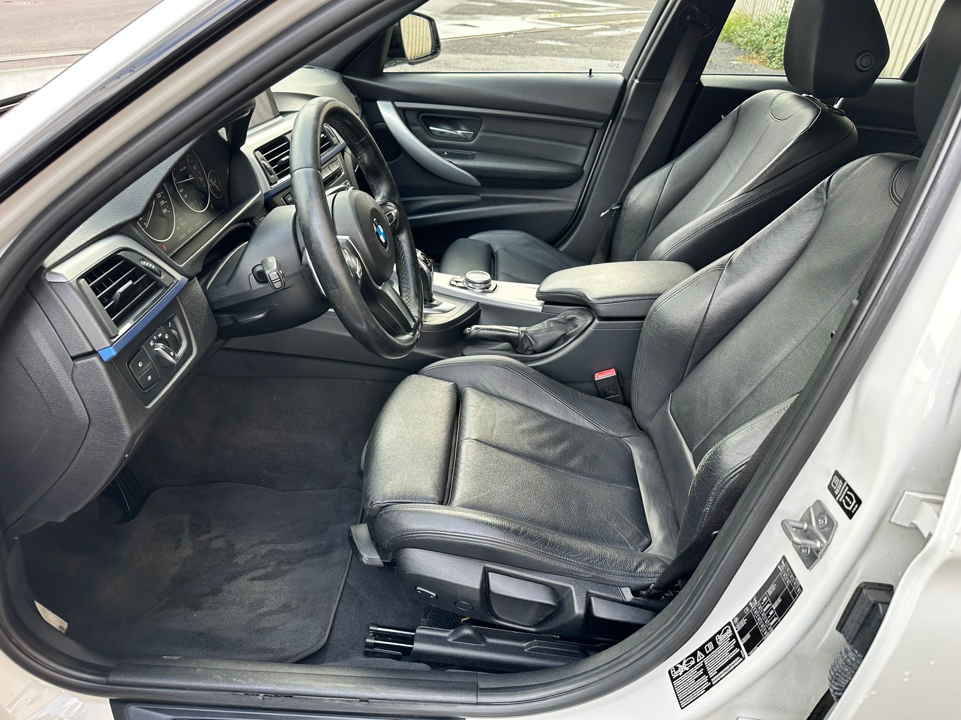 BMW 335i xDrive M-Line Sportpaket Steptronic-image-12