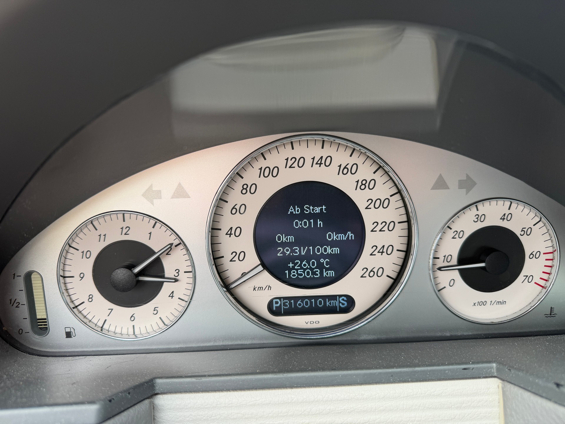 MERCEDES-BENZ E 500 V8-image-3