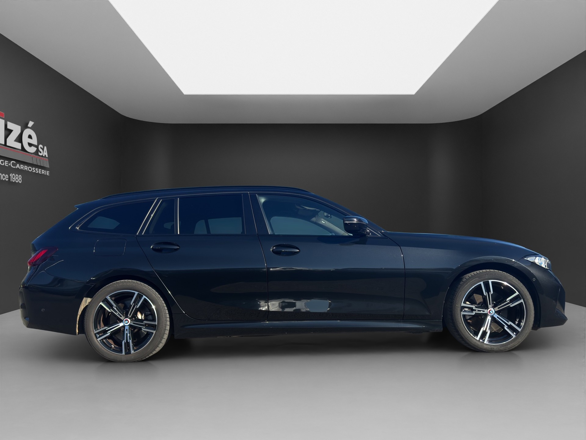 BMW 330e x DriveTouring Steptronic M Sport-image-7