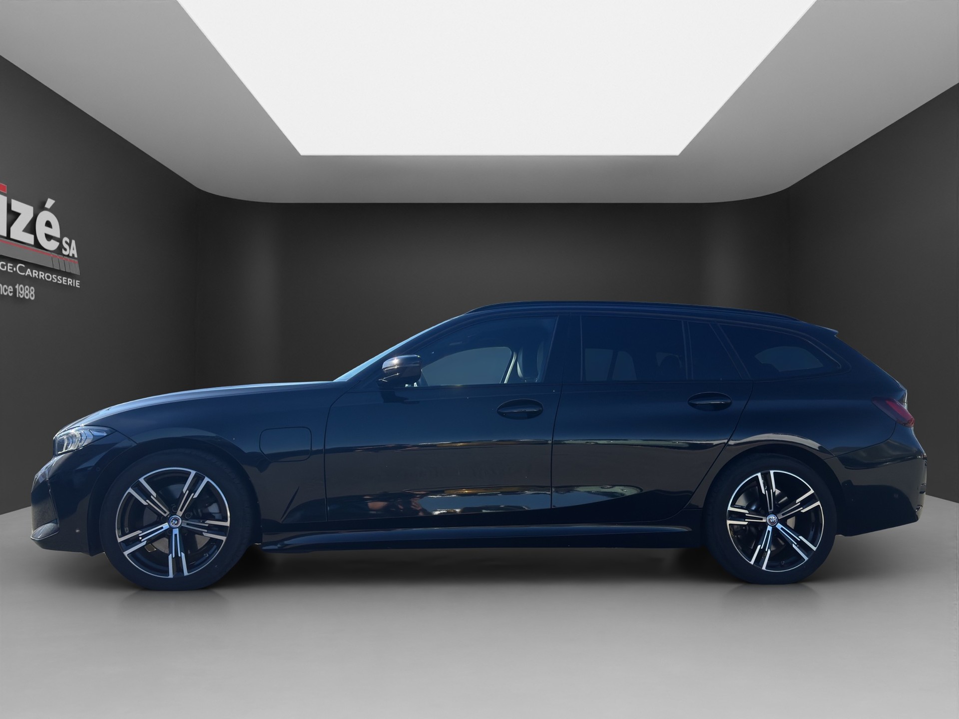 BMW 330e x DriveTouring Steptronic M Sport-showroom-element-3