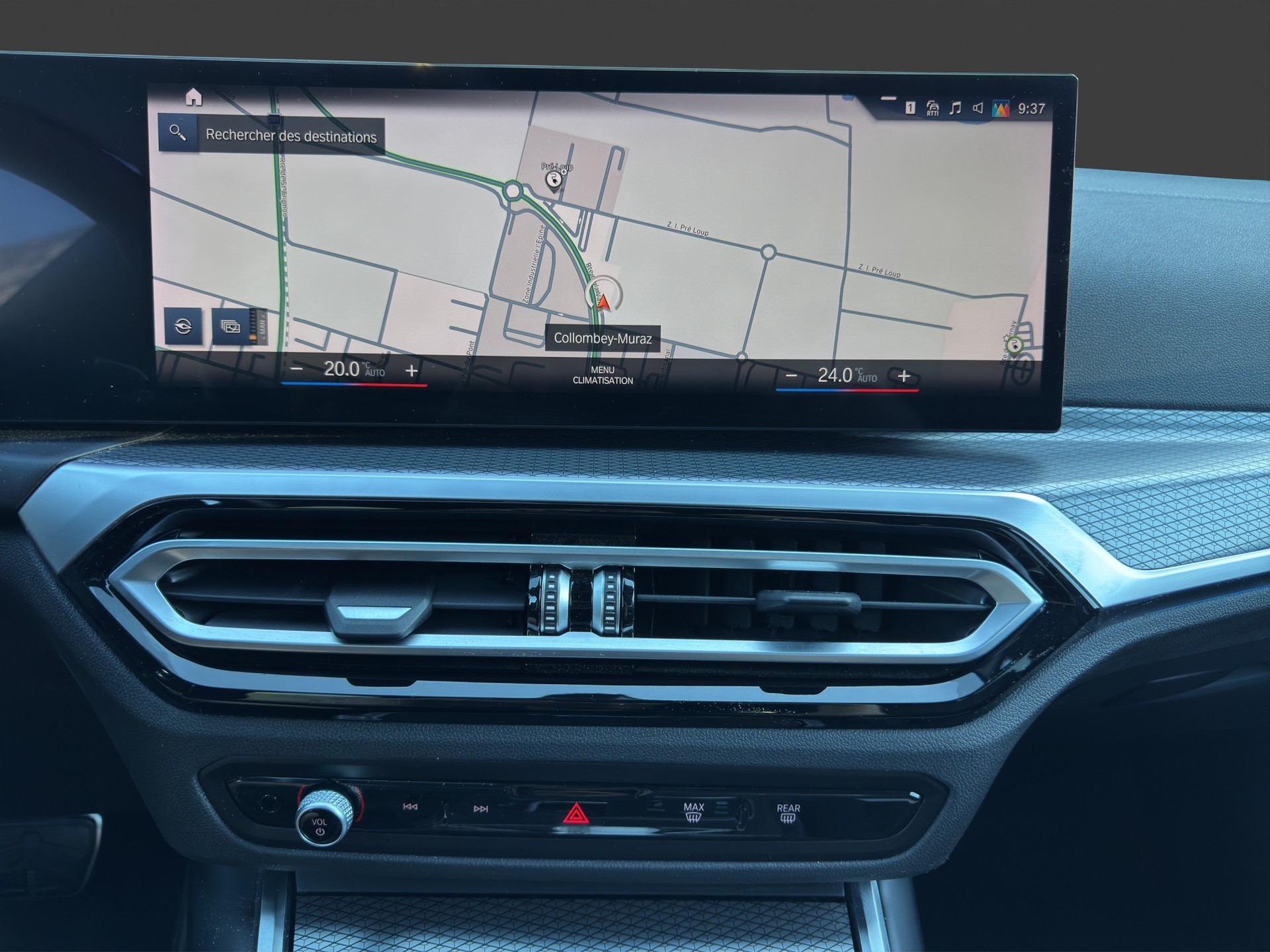 BMW 330e x DriveTouring Steptronic M Sport-image-12