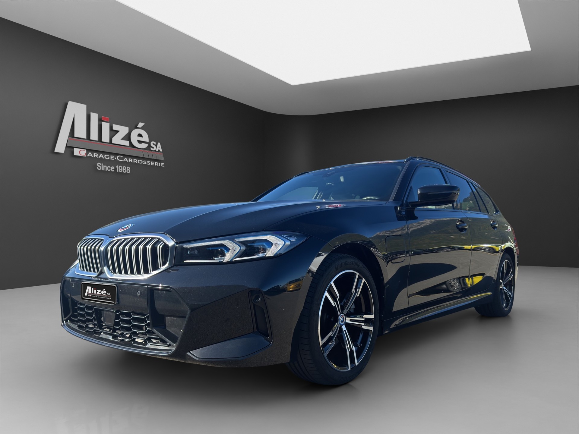 BMW 330e x DriveTouring Steptronic M Sport-showroom-element-2