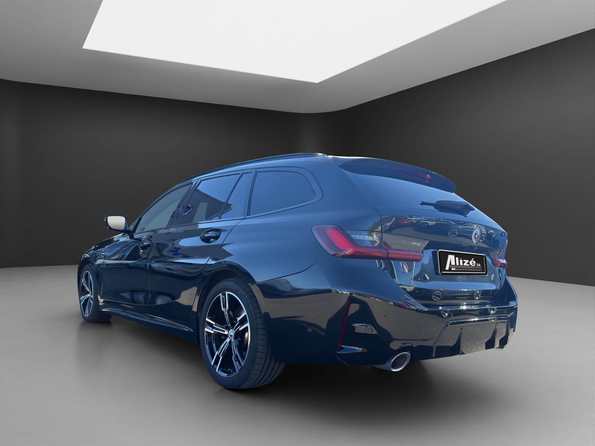 BMW 330e x DriveTouring Steptronic M Sport-image-4