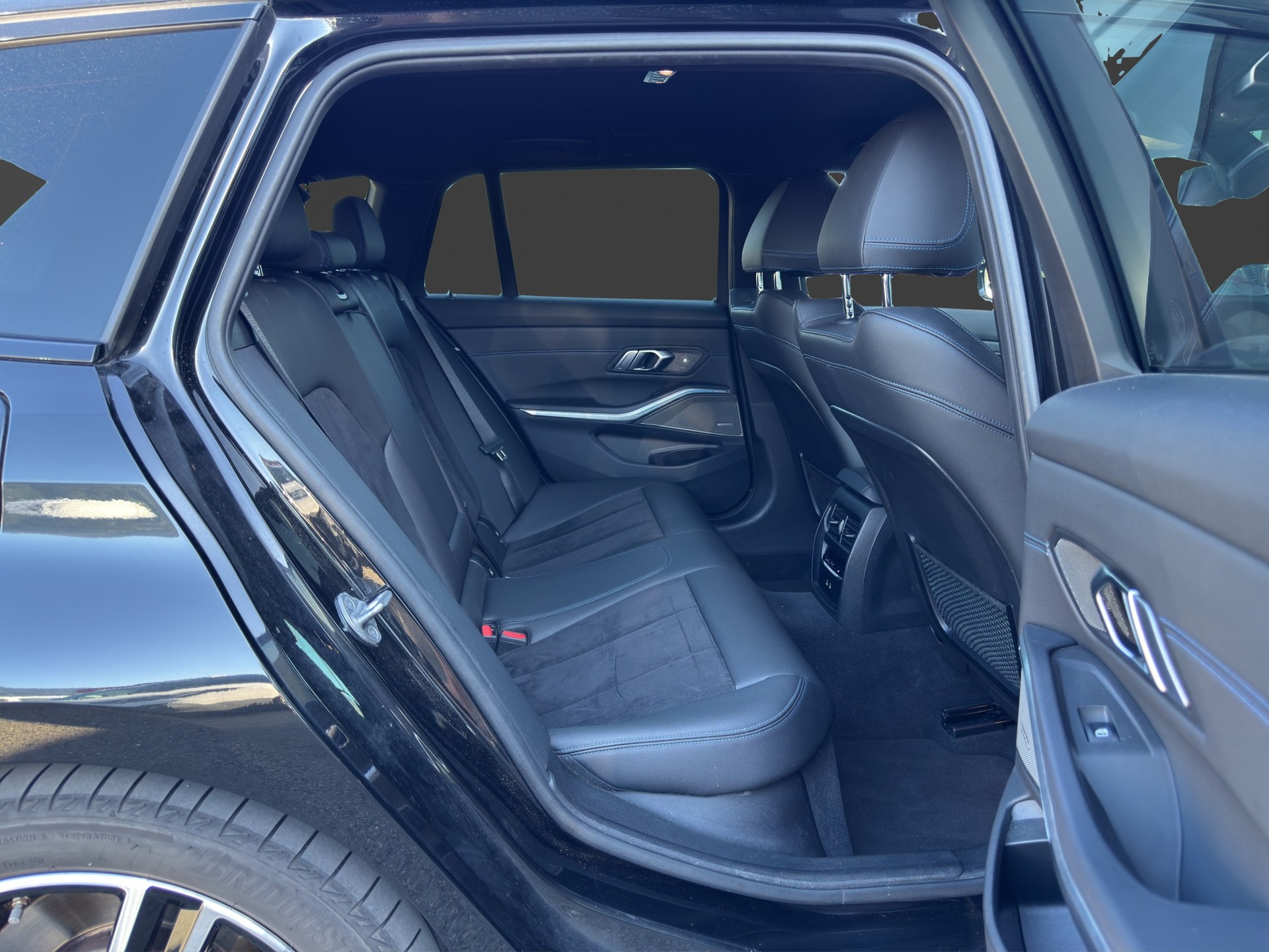 BMW 330e x DriveTouring Steptronic M Sport-image-18