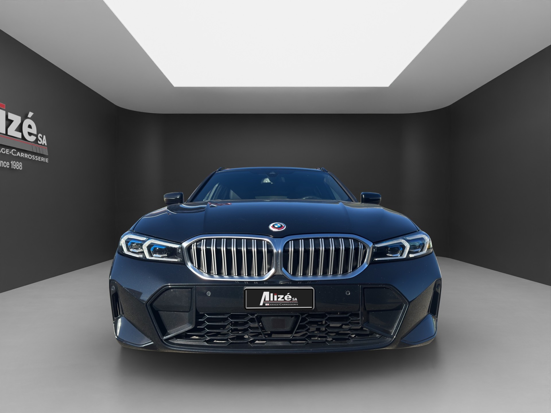 BMW 330e x DriveTouring Steptronic M Sport-showroom-element-1