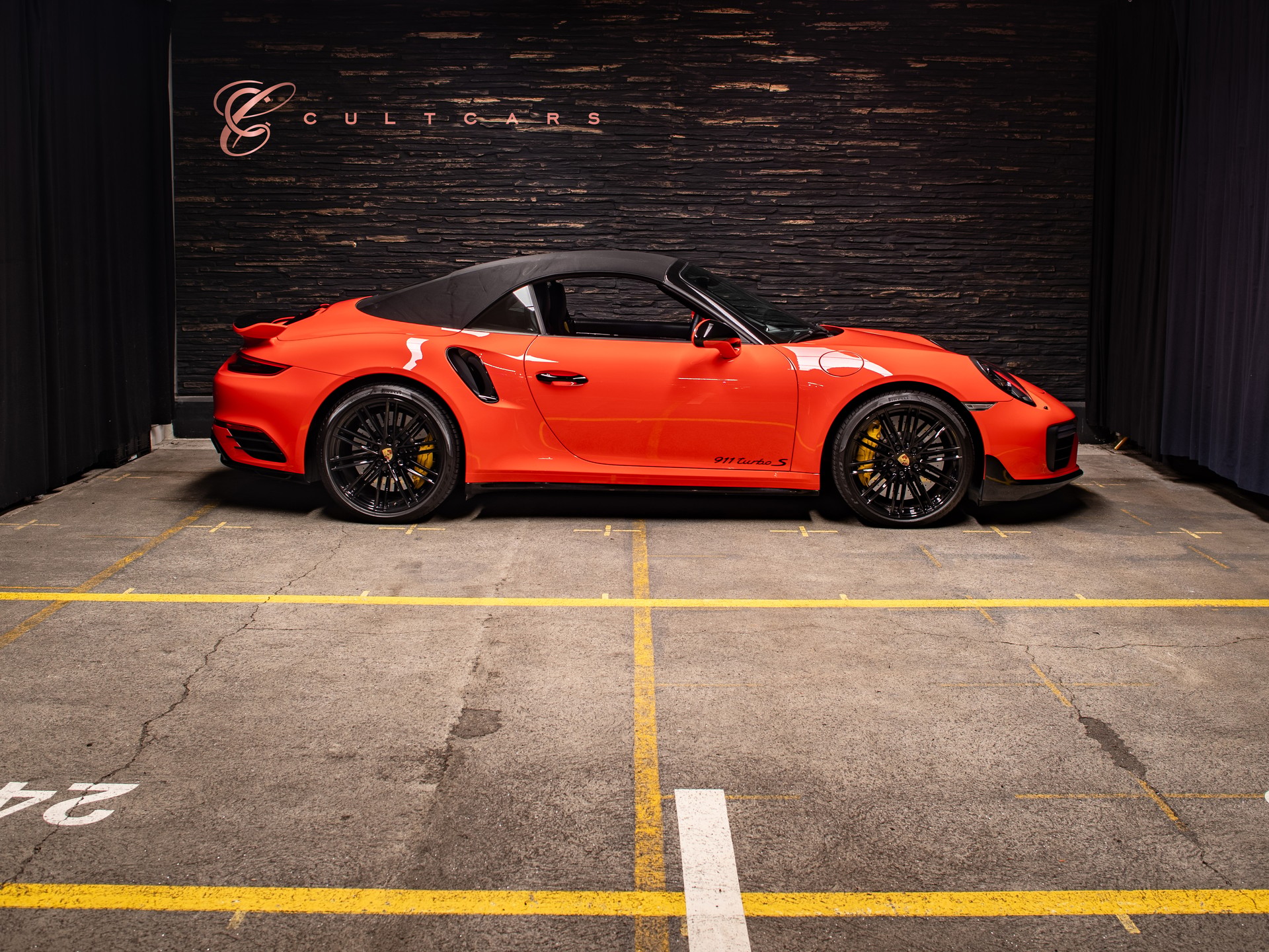 PORSCHE 911 Turbo S Cabrio PDK-image-1