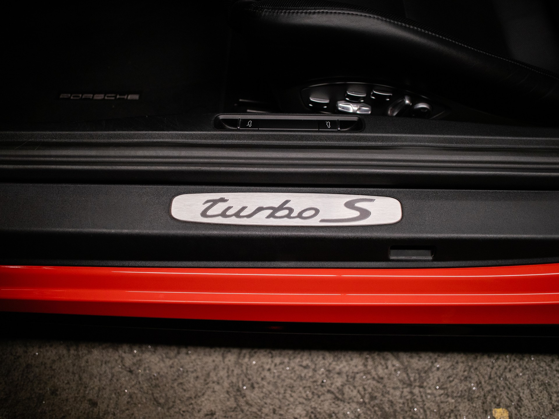 PORSCHE 911 Turbo S Cabrio PDK-image-10