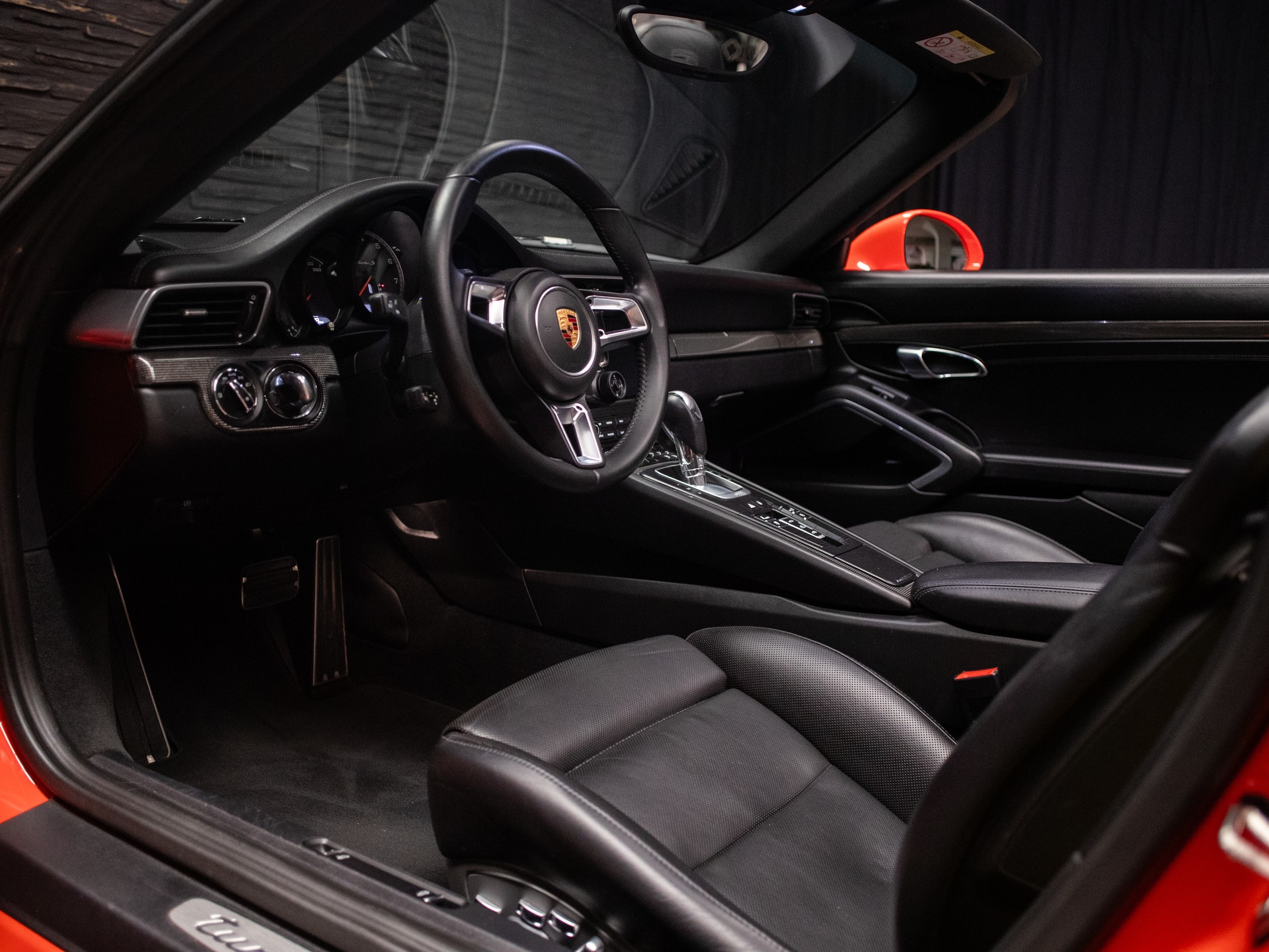 PORSCHE 911 Turbo S Cabrio PDK-image-26
