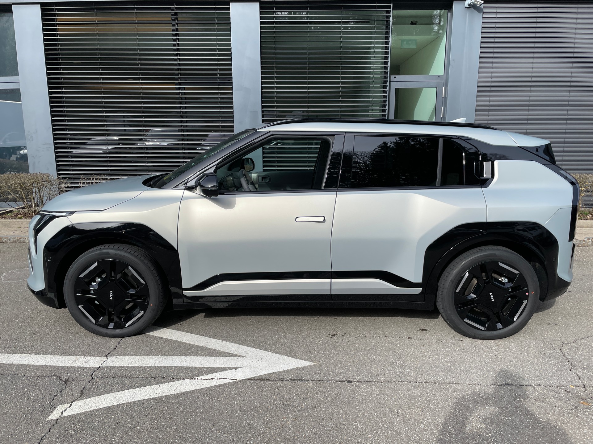 KIA EV3 81,4 kWh GT-Line mit GT-Line Pack und Panoramadach und Ivory silver mat!-image-1