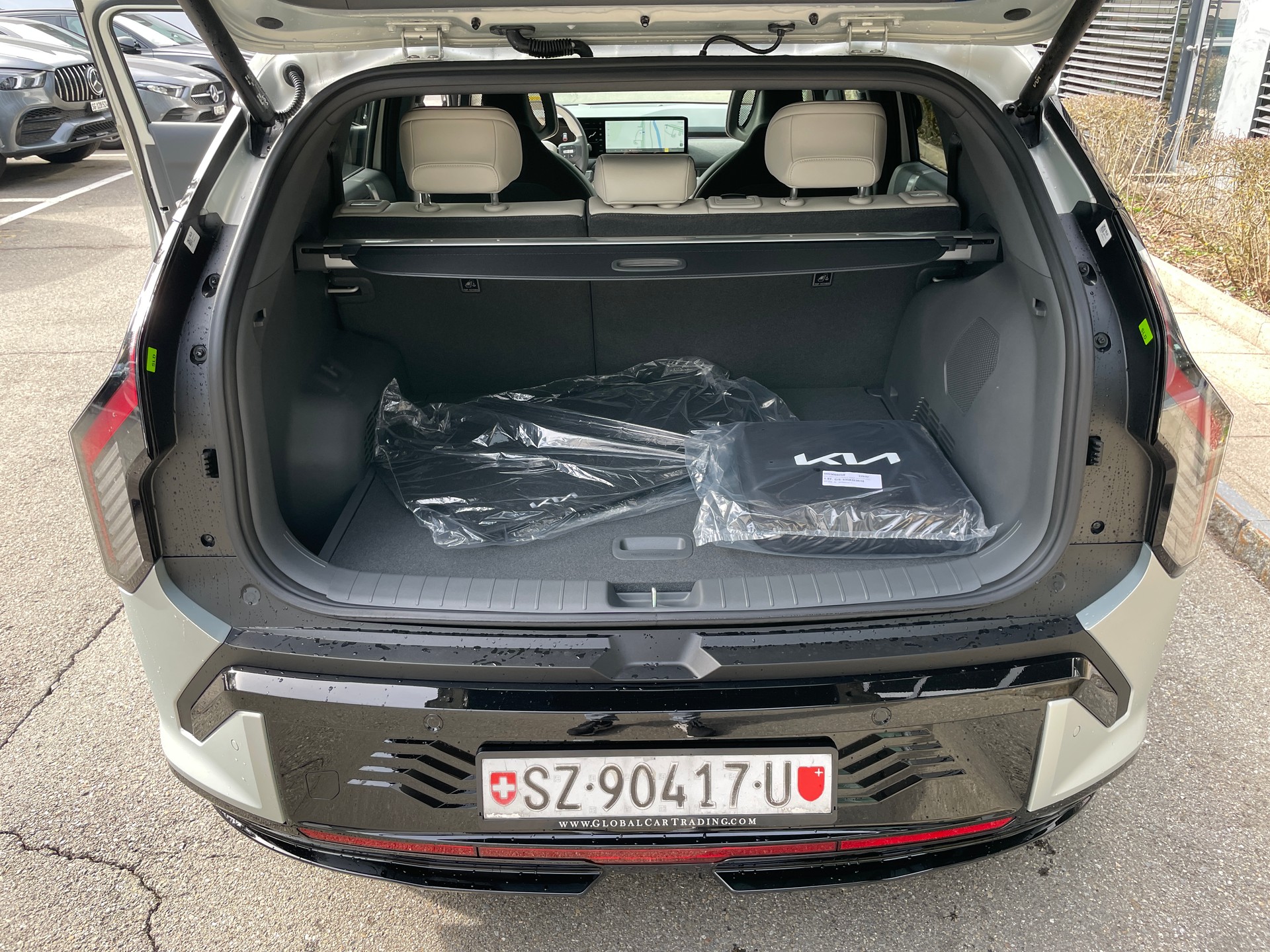 KIA EV3 81,4 kWh GT-Line mit GT-Line Pack und Panoramadach und Ivory silver mat!-image-4