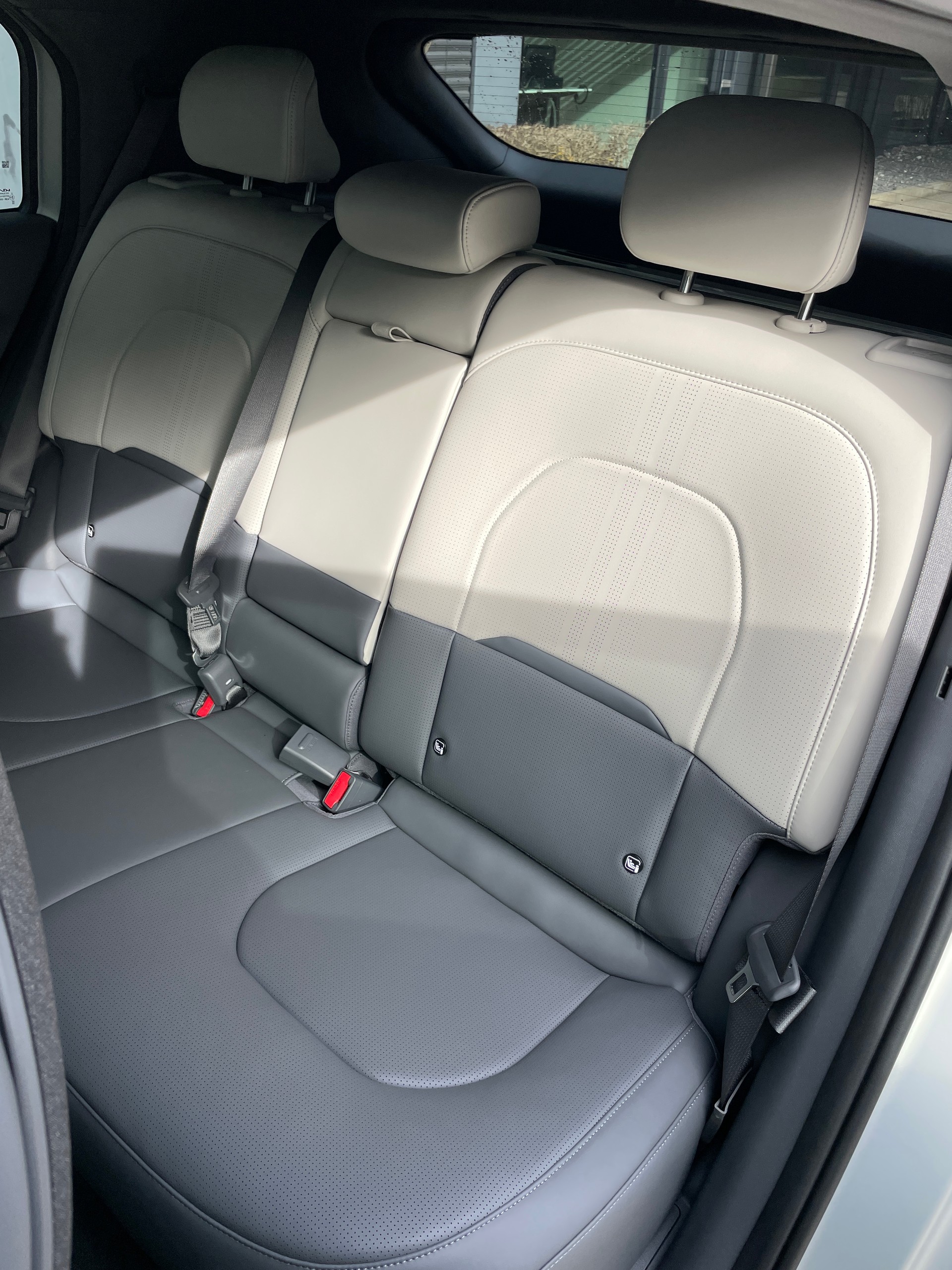KIA EV3 81,4 kWh GT-Line mit GT-Line Pack und Panoramadach und Ivory silver mat!-image-12