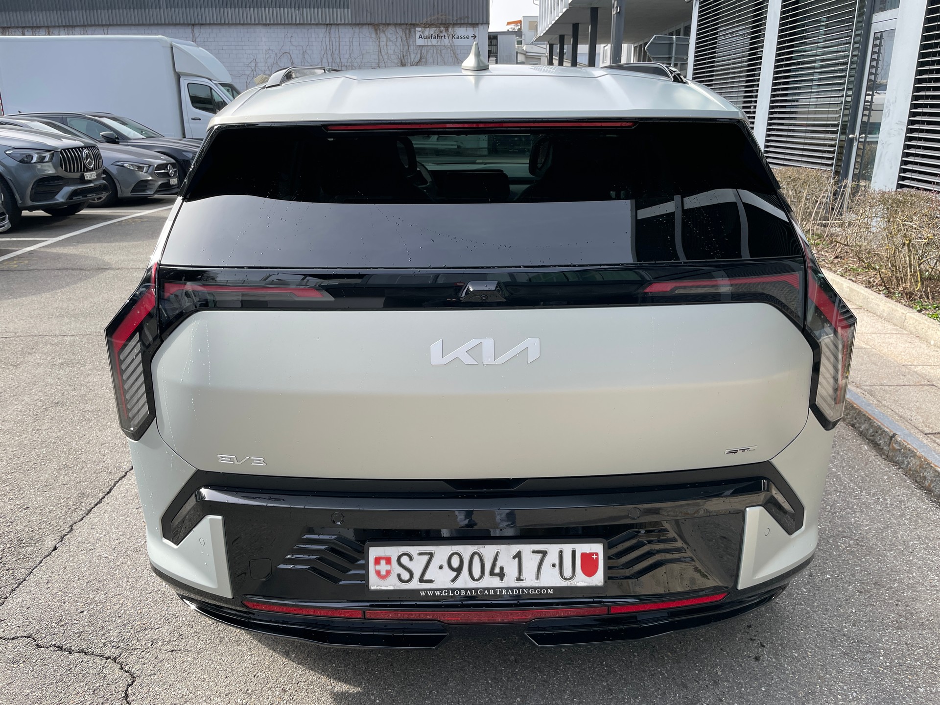 KIA EV3 81,4 kWh GT-Line mit GT-Line Pack und Panoramadach und Ivory silver mat!-image-3
