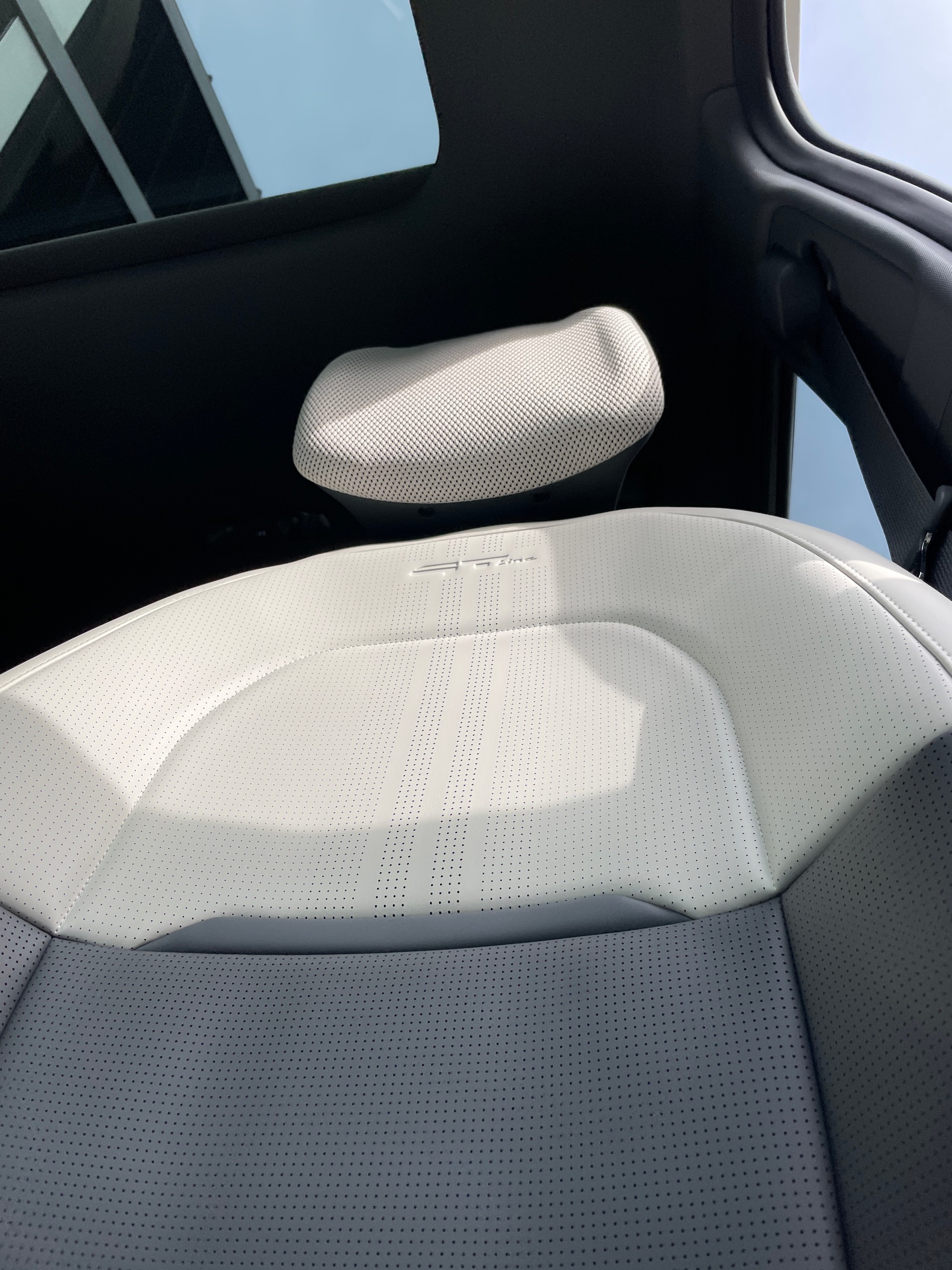 KIA EV3 81,4 kWh GT-Line mit GT-Line Pack und Panoramadach und Ivory silver mat!-image-10