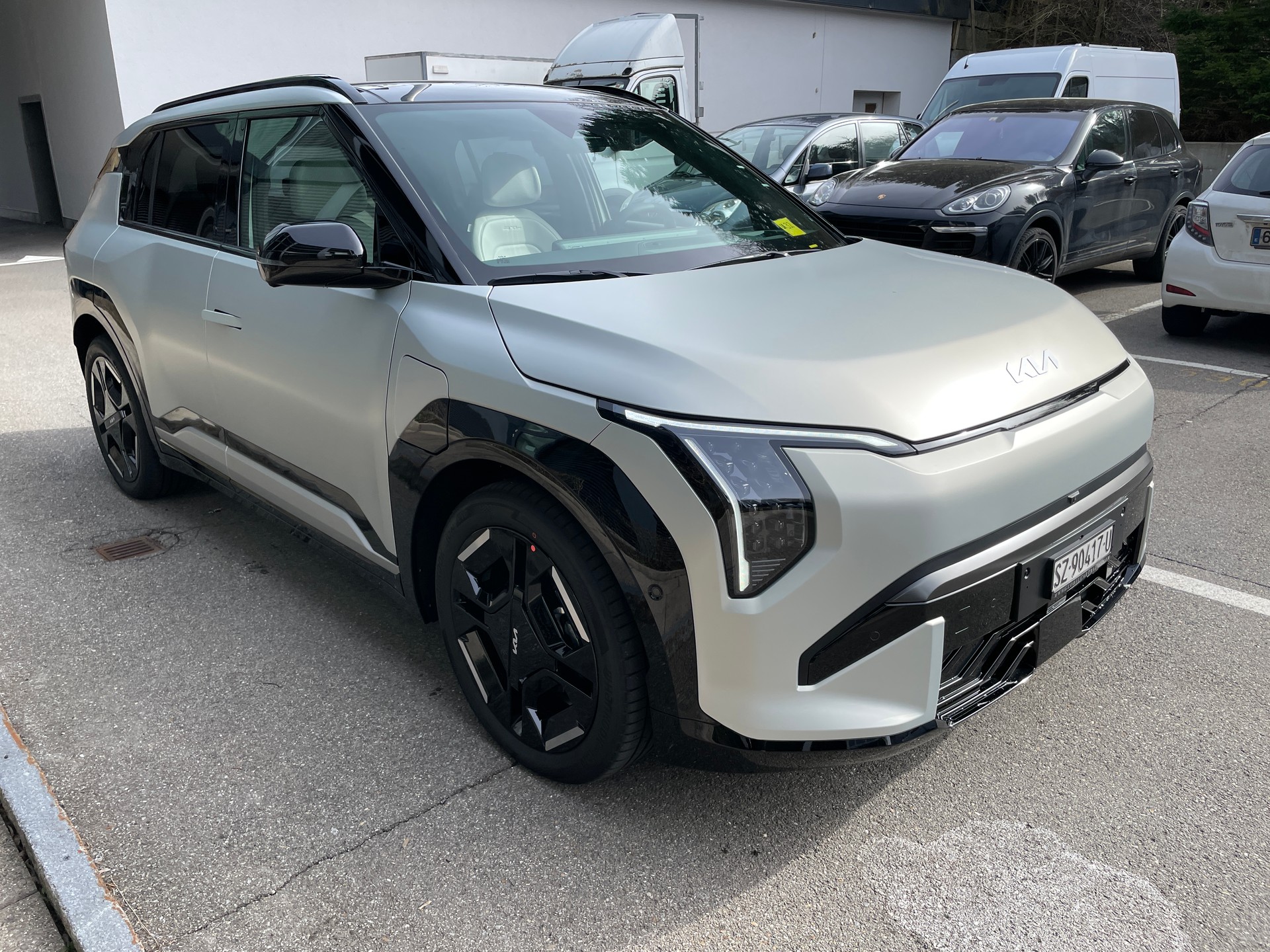 KIA EV3 81,4 kWh GT-Line mit GT-Line Pack und Panoramadach und Ivory silver mat!-image-6