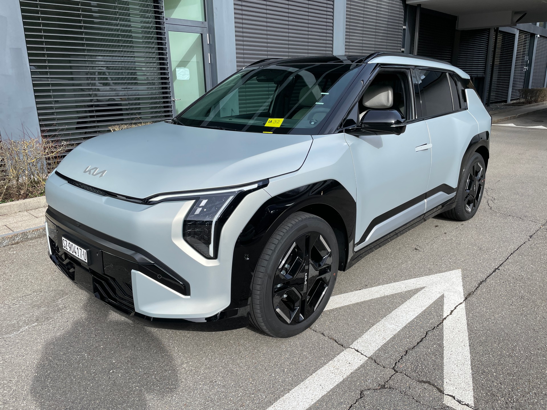 KIA EV3 81,4 kWh GT-Line mit GT-Line Pack und Panoramadach und Ivory silver mat!-image-0