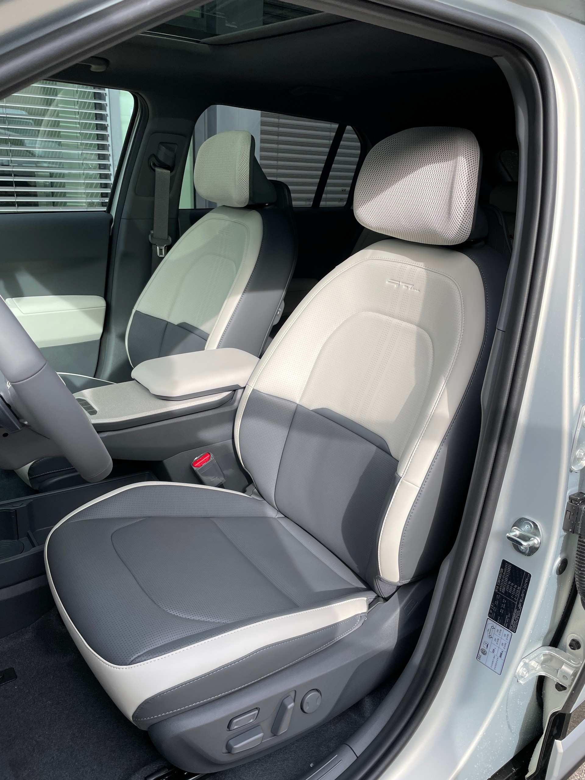 KIA EV3 81,4 kWh GT-Line mit GT-Line Pack und Panoramadach und Ivory silver mat!-image-11