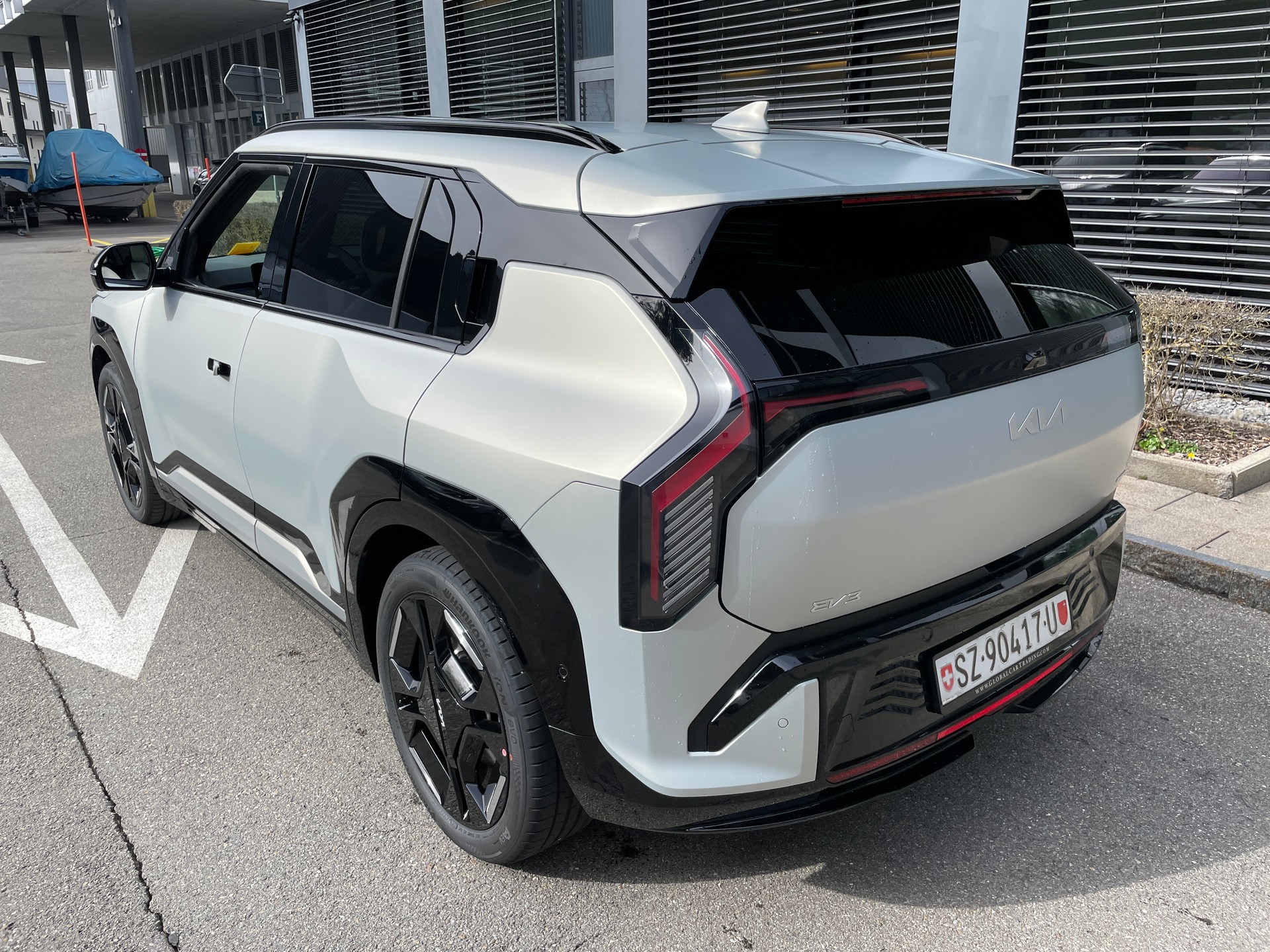 KIA EV3 81,4 kWh GT-Line mit GT-Line Pack und Panoramadach und Ivory silver mat!-image-2