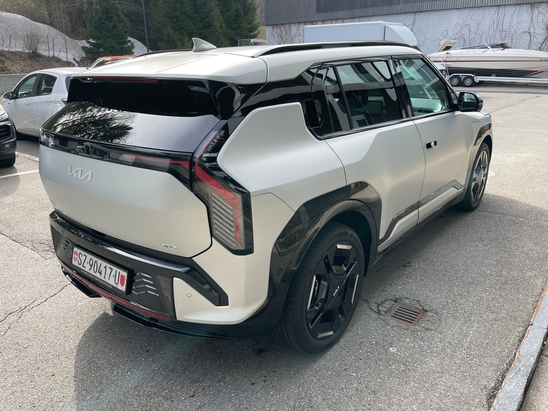 KIA EV3 81,4 kWh GT-Line mit GT-Line Pack und Panoramadach und Ivory silver mat!-image-5