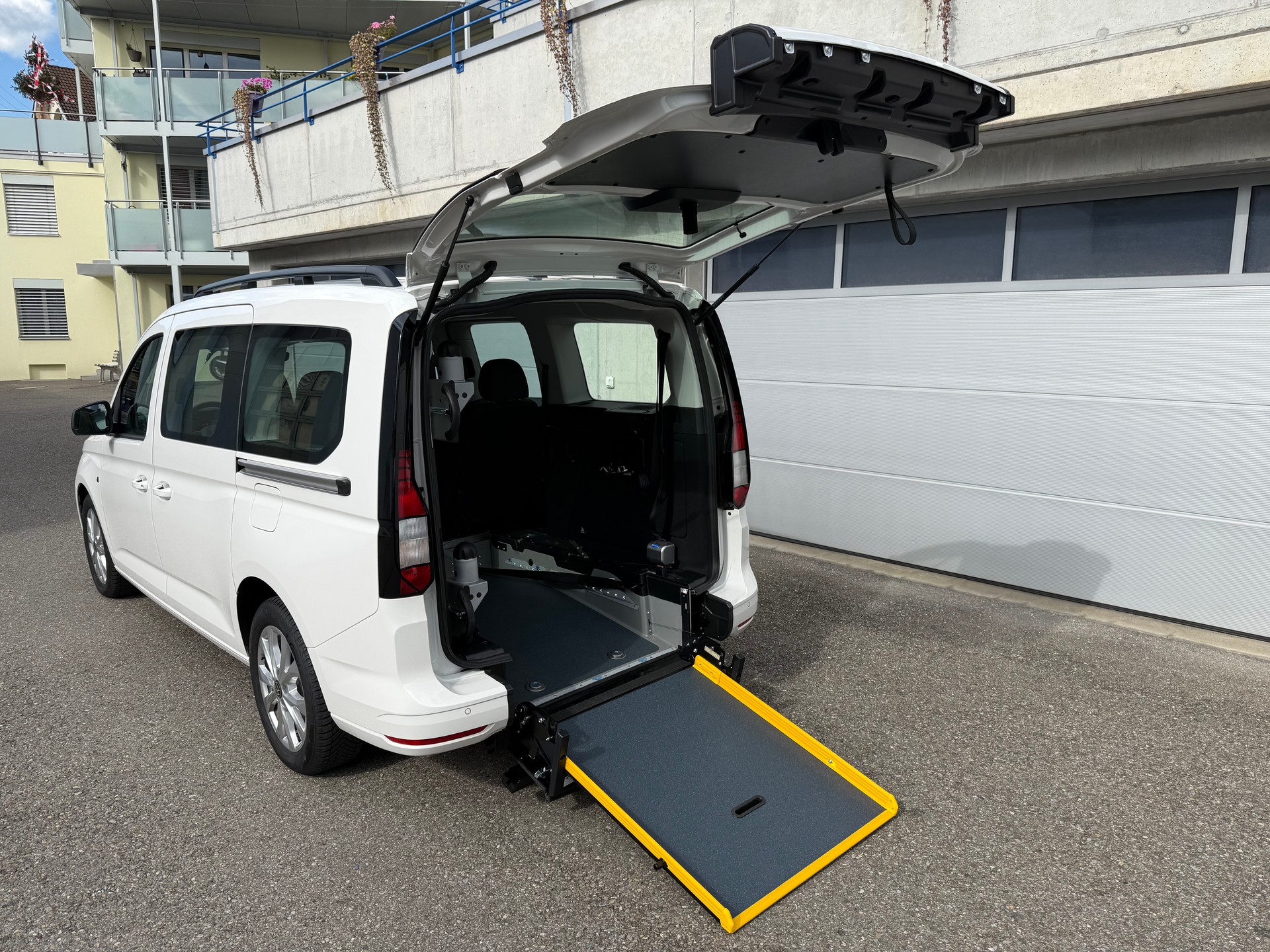 VW Caddy Maxi 2.0 TDI DSG *5+1 Plätzer*-image-30