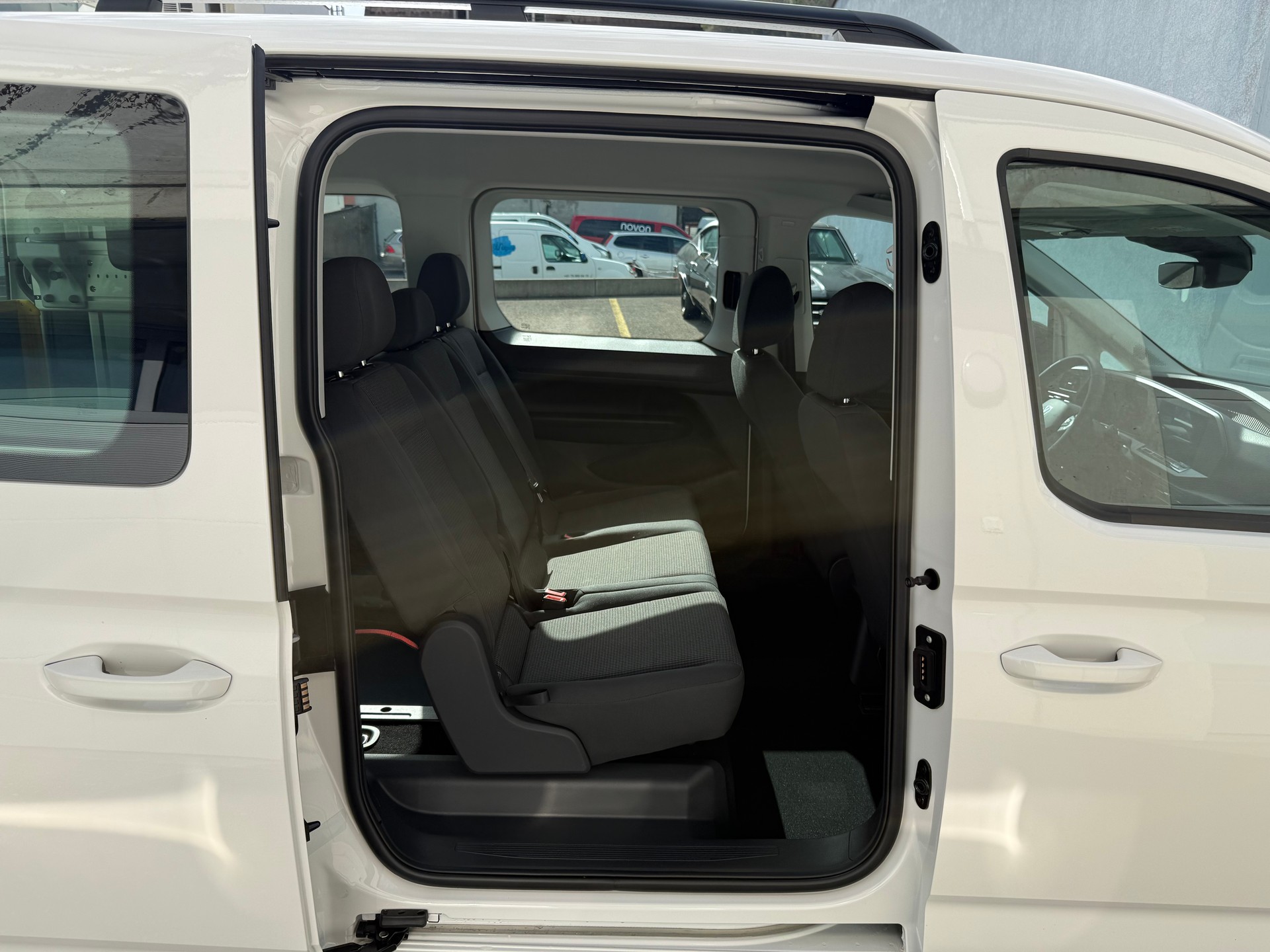 VW Caddy Maxi 2.0 TDI DSG *5+1 Plätzer*-image-27