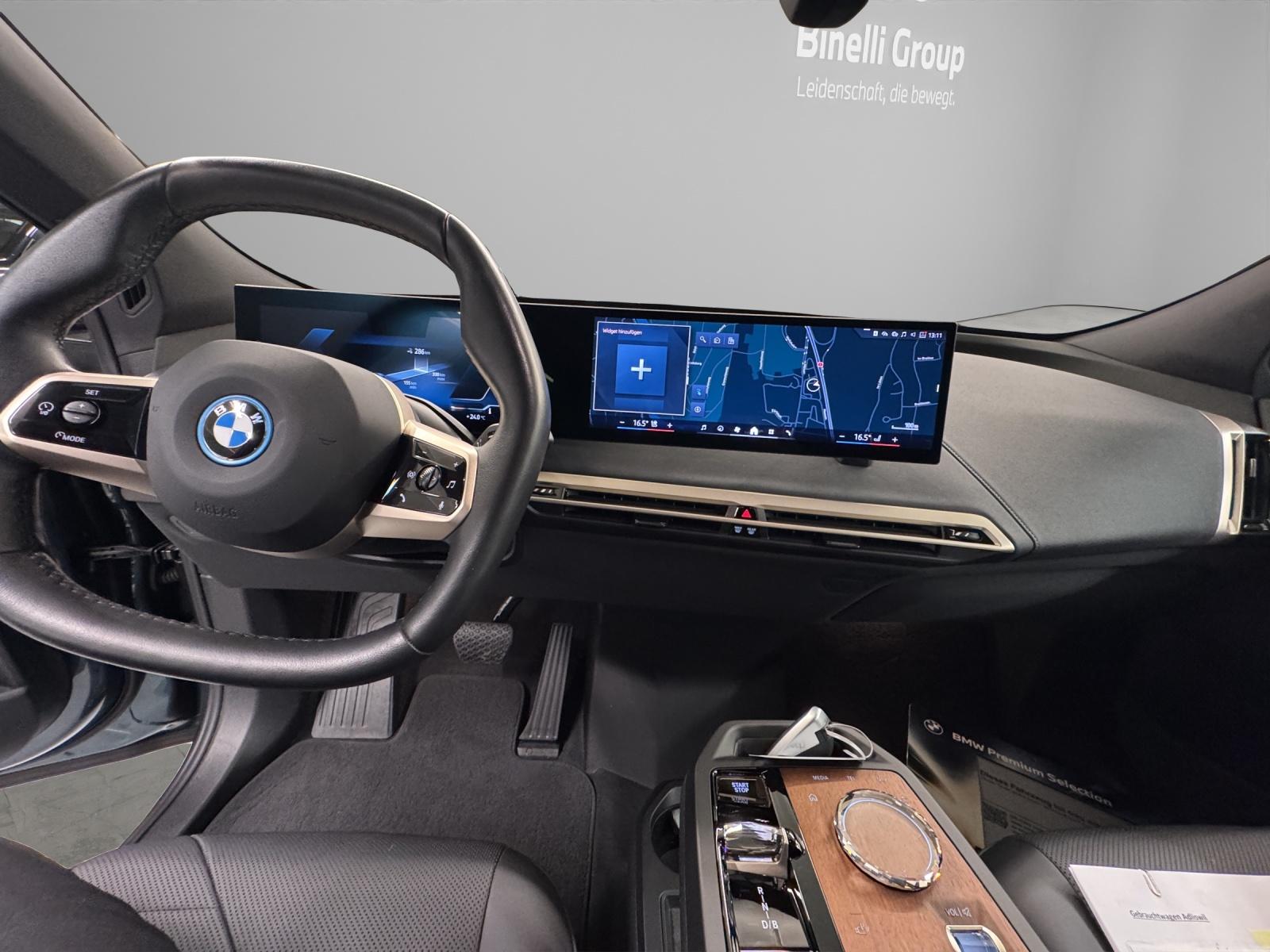 BMW iX xDrive40-image-16
