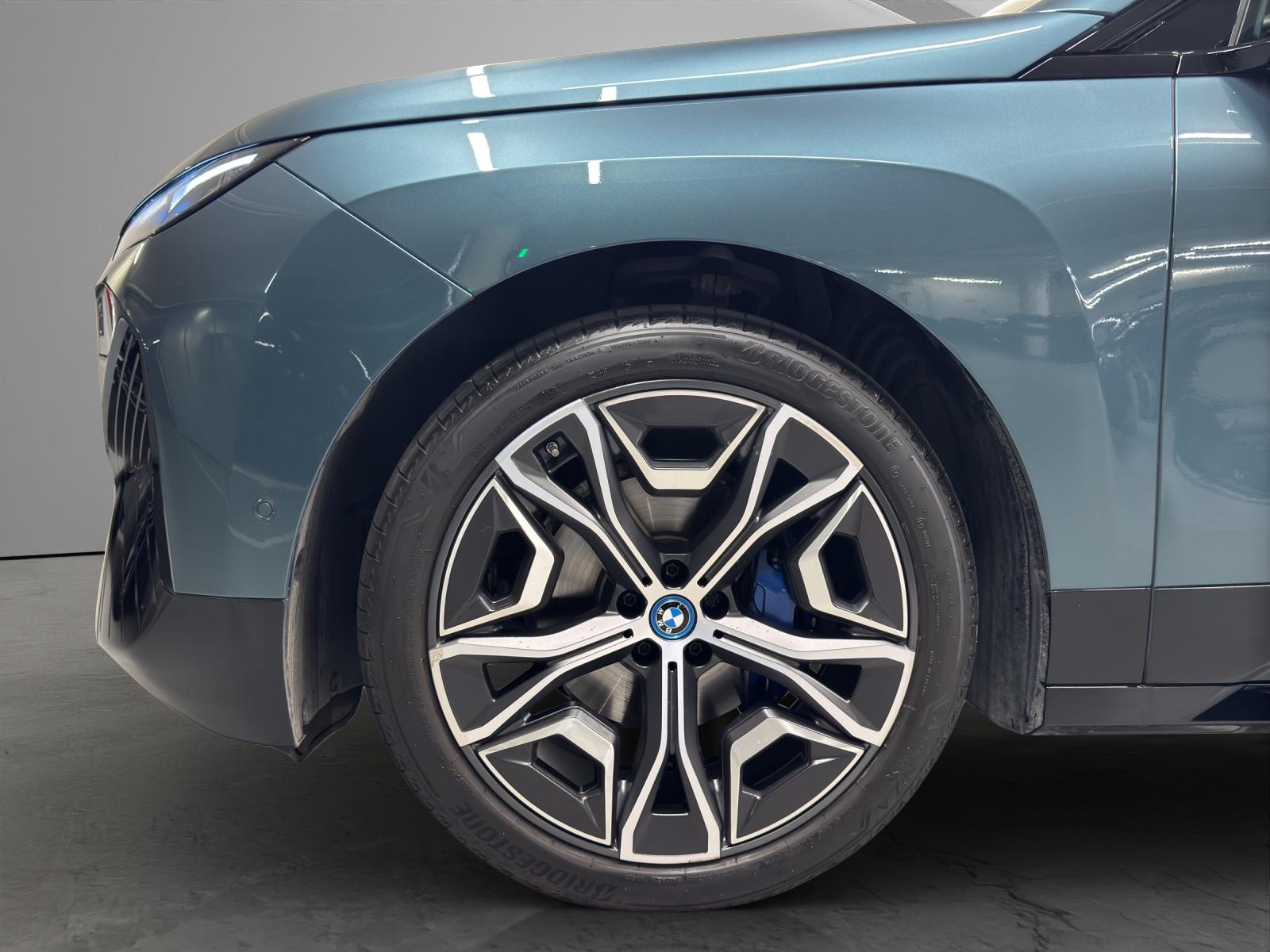 BMW iX xDrive40-image-8